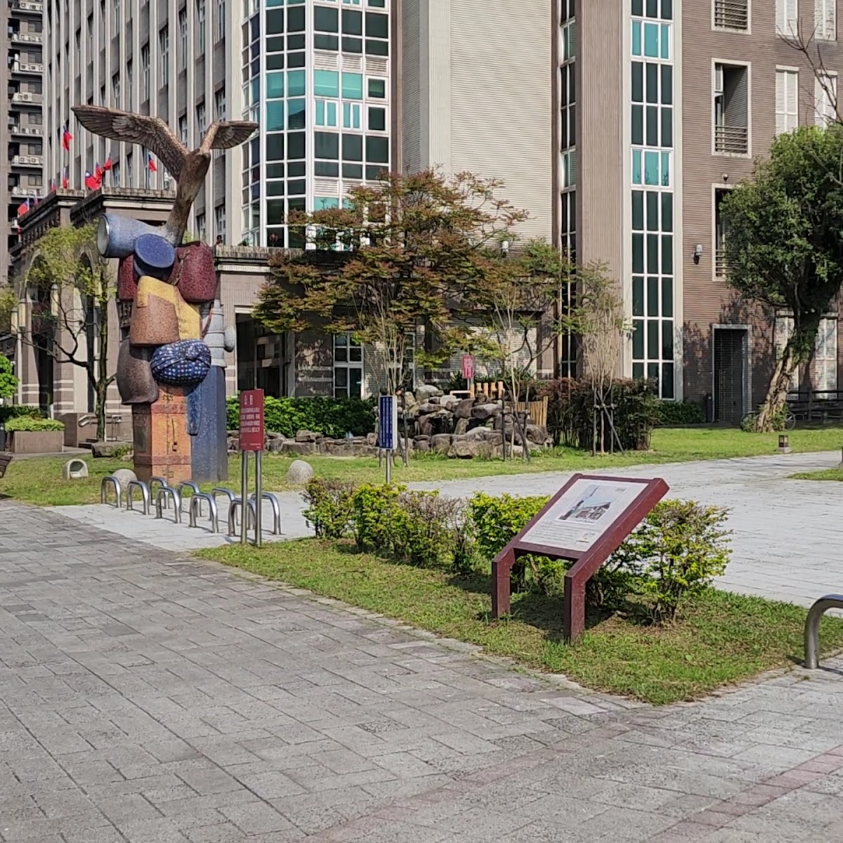 七堵鐵道紀念公園行李箱造型老鷹裝置藝術