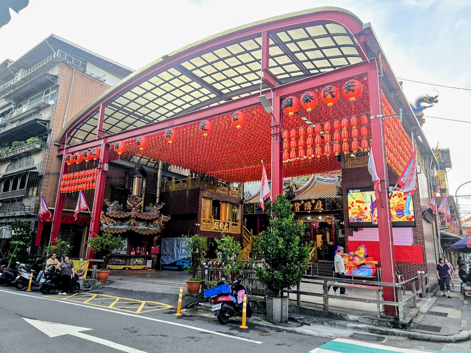 基隆七堵慶濟宮廟埕牌樓紅色燈籠外觀