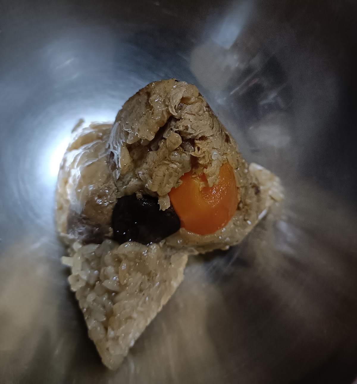 邱家肉粽剖開後的鹹蛋黃內餡特寫