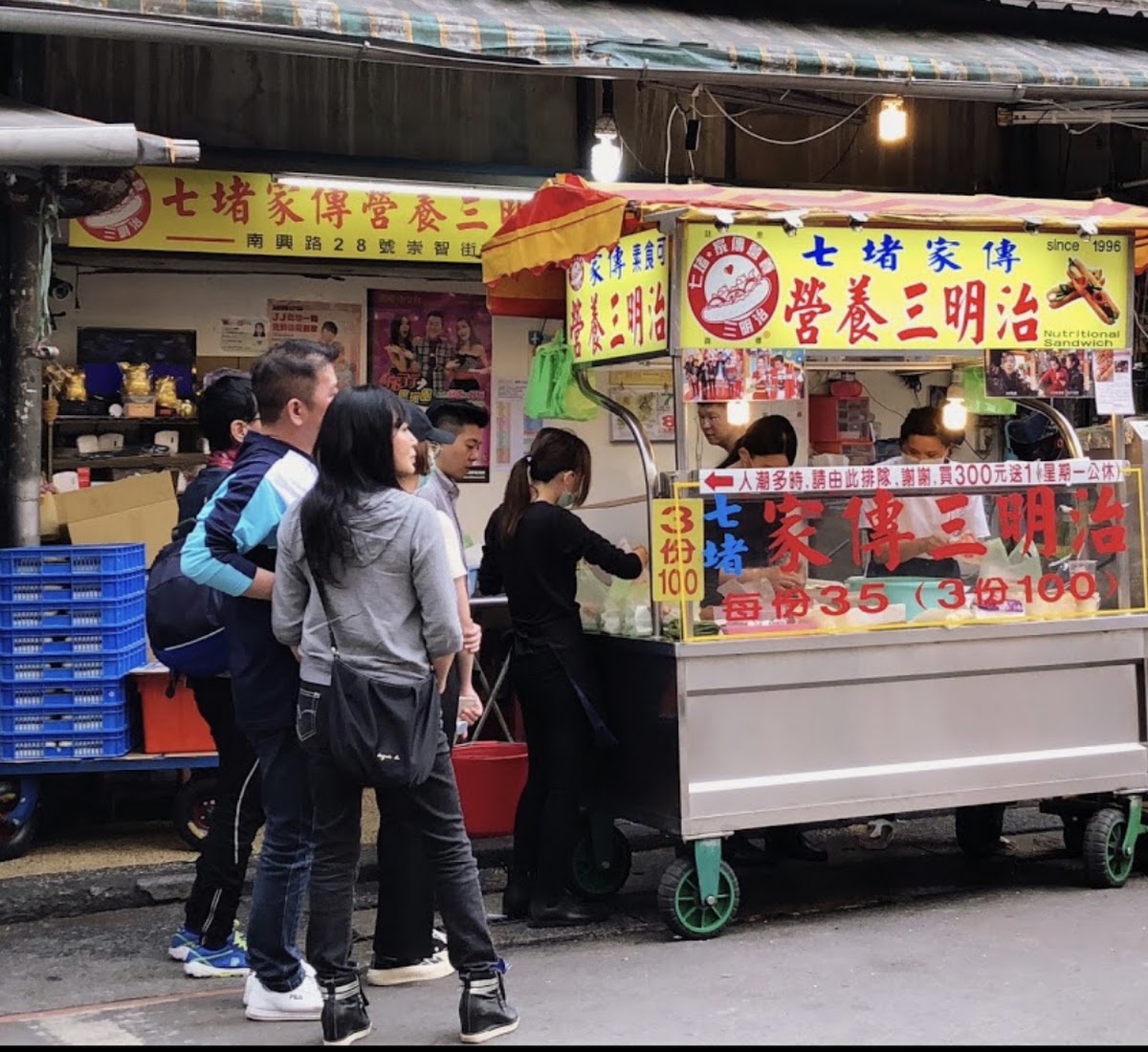 七堵家傳營養三明治攤車前排隊人潮