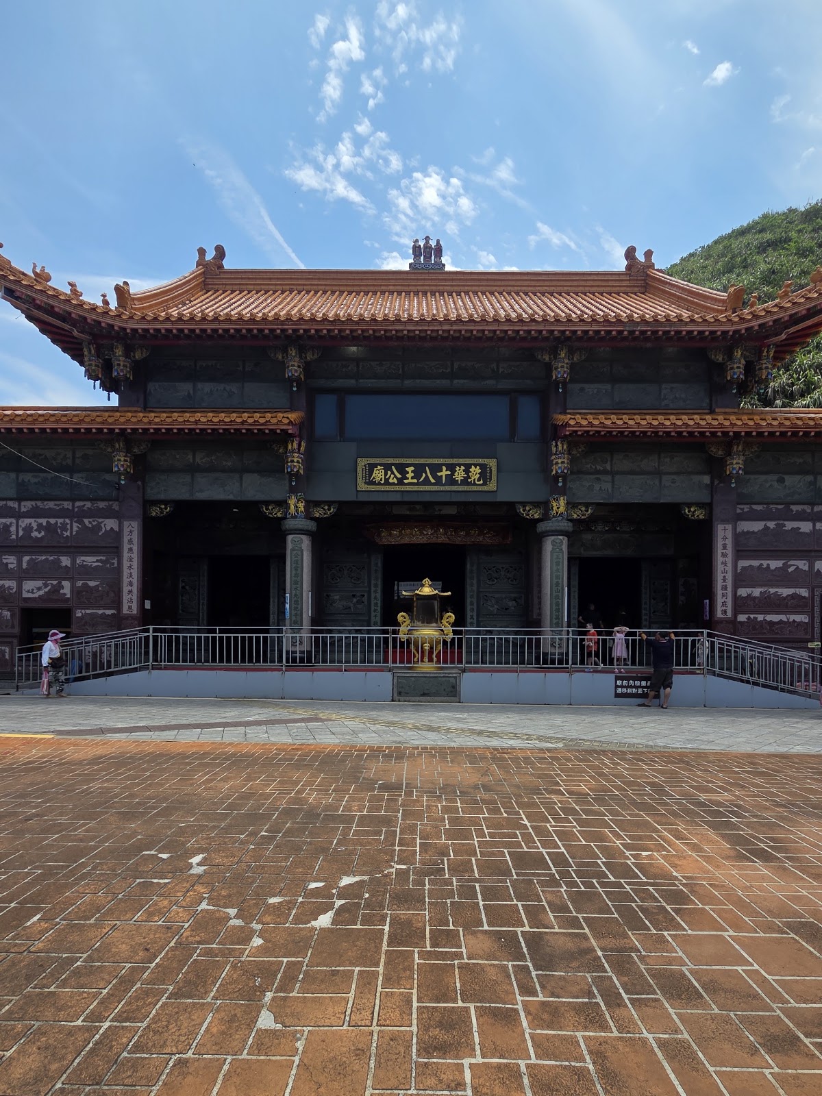 乾華十八王公廟正殿與香爐
