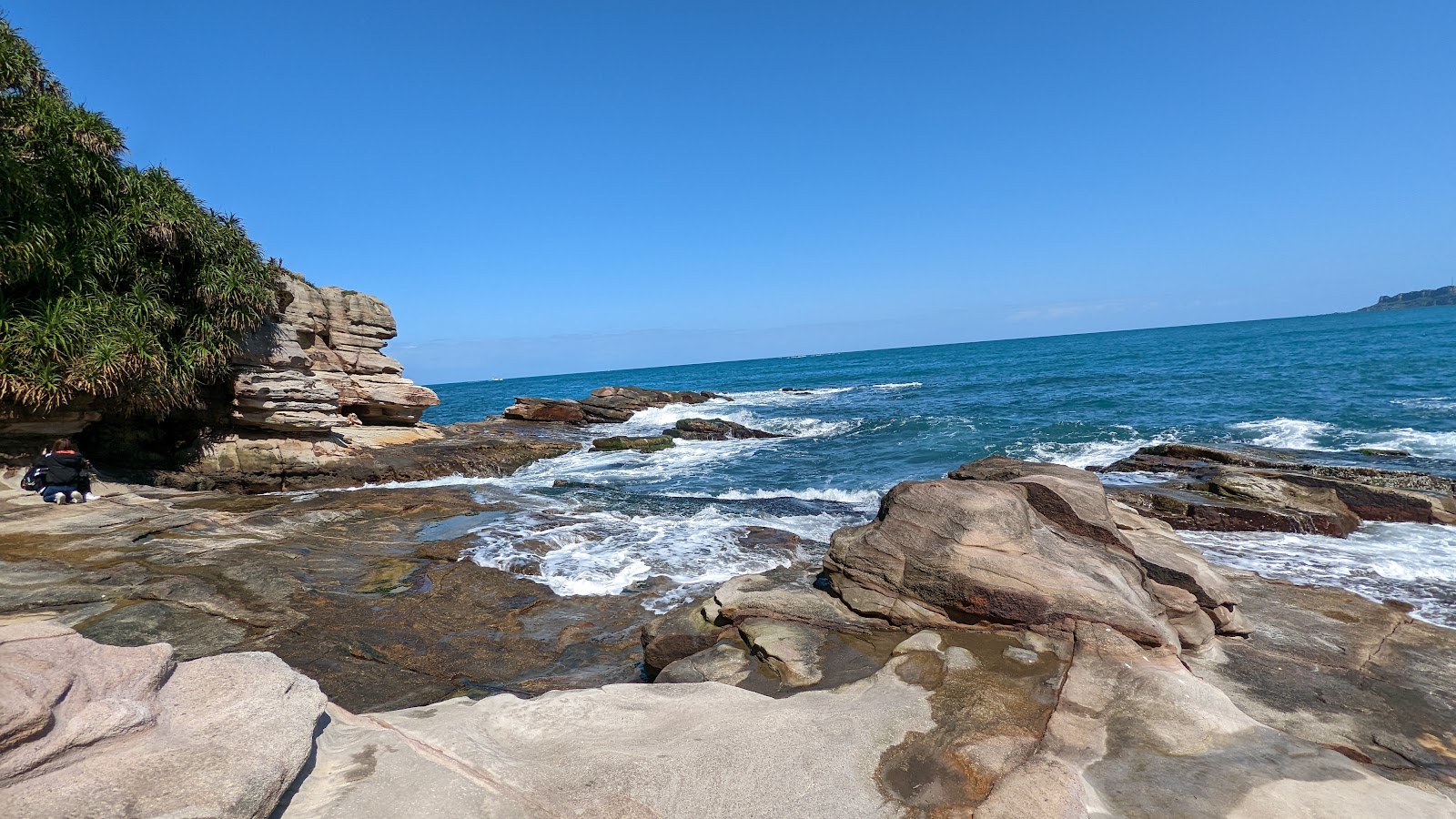 新北市石門區海岸礁石與湛藍海景