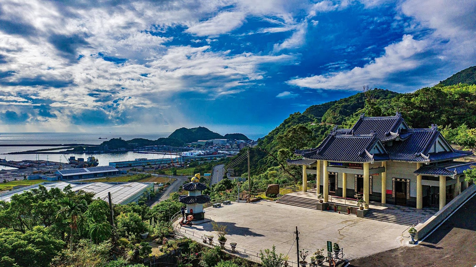 蘇澳砲台山靈濟寺廟宇建築與蘇澳港灣景色