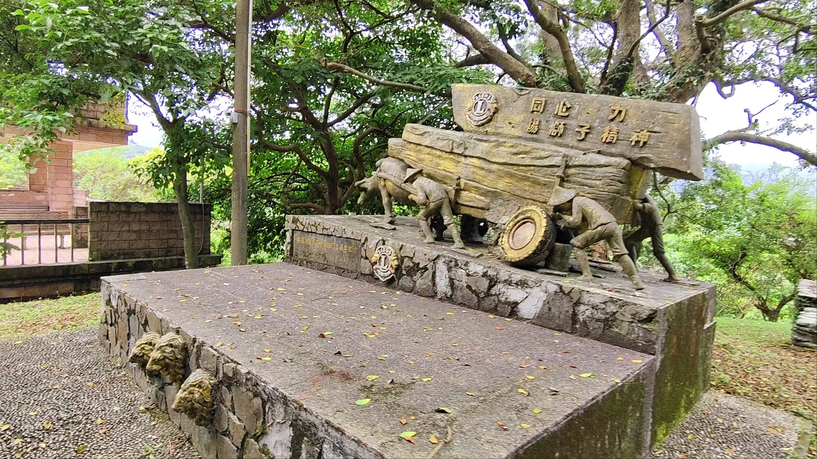砲台山風景區同心協力伐木牛車石雕
