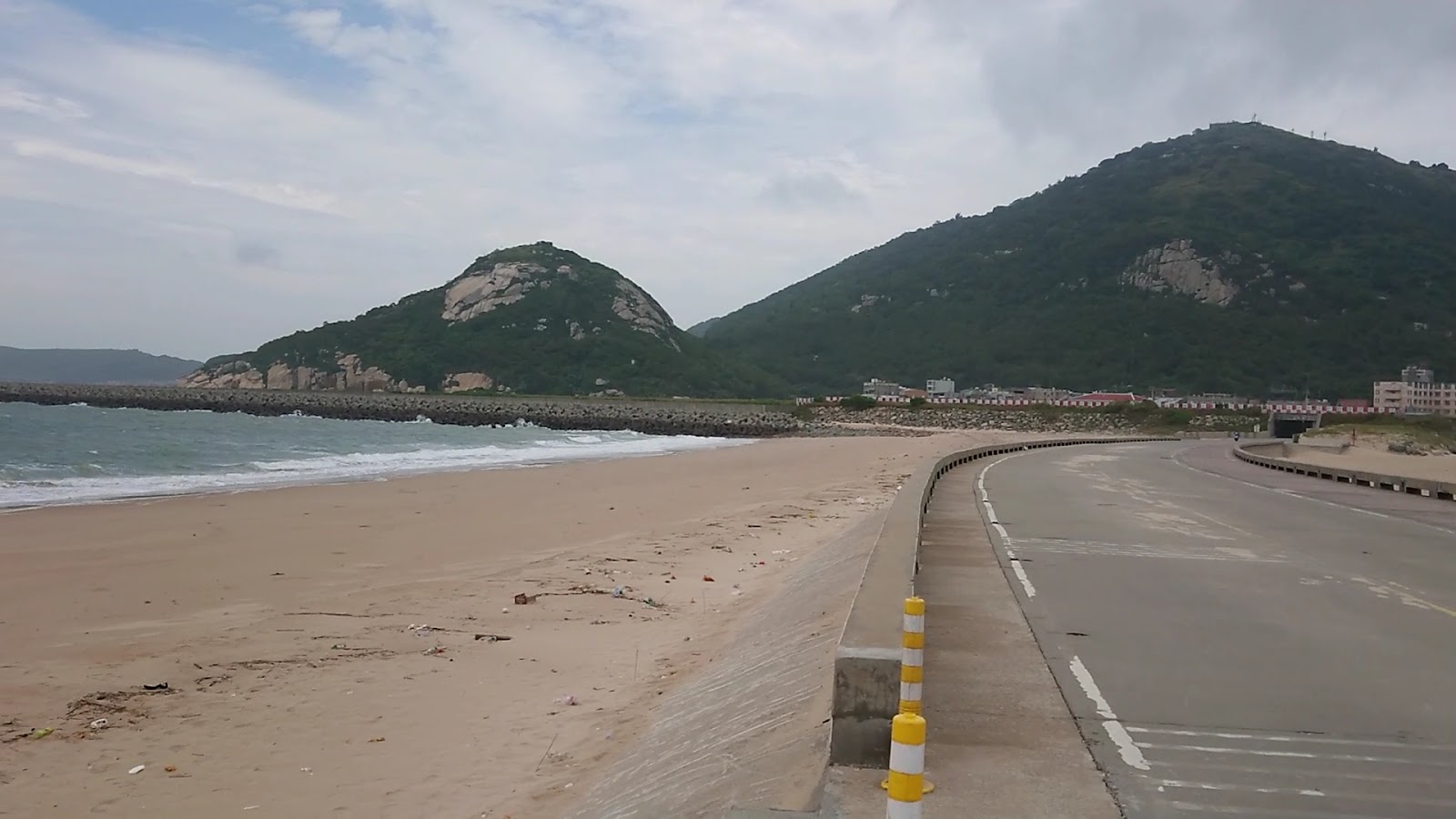 塘後道沙灘白沙與遠方山巒海景