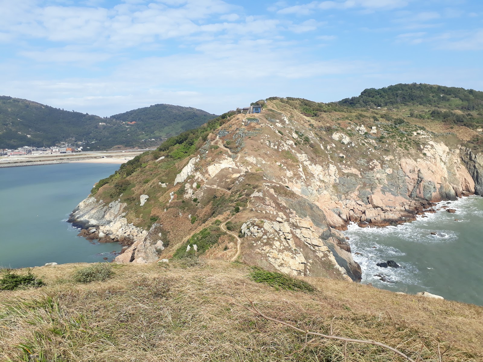 塘後道沙灘旁草坡觀景點眺望海灣岬角
