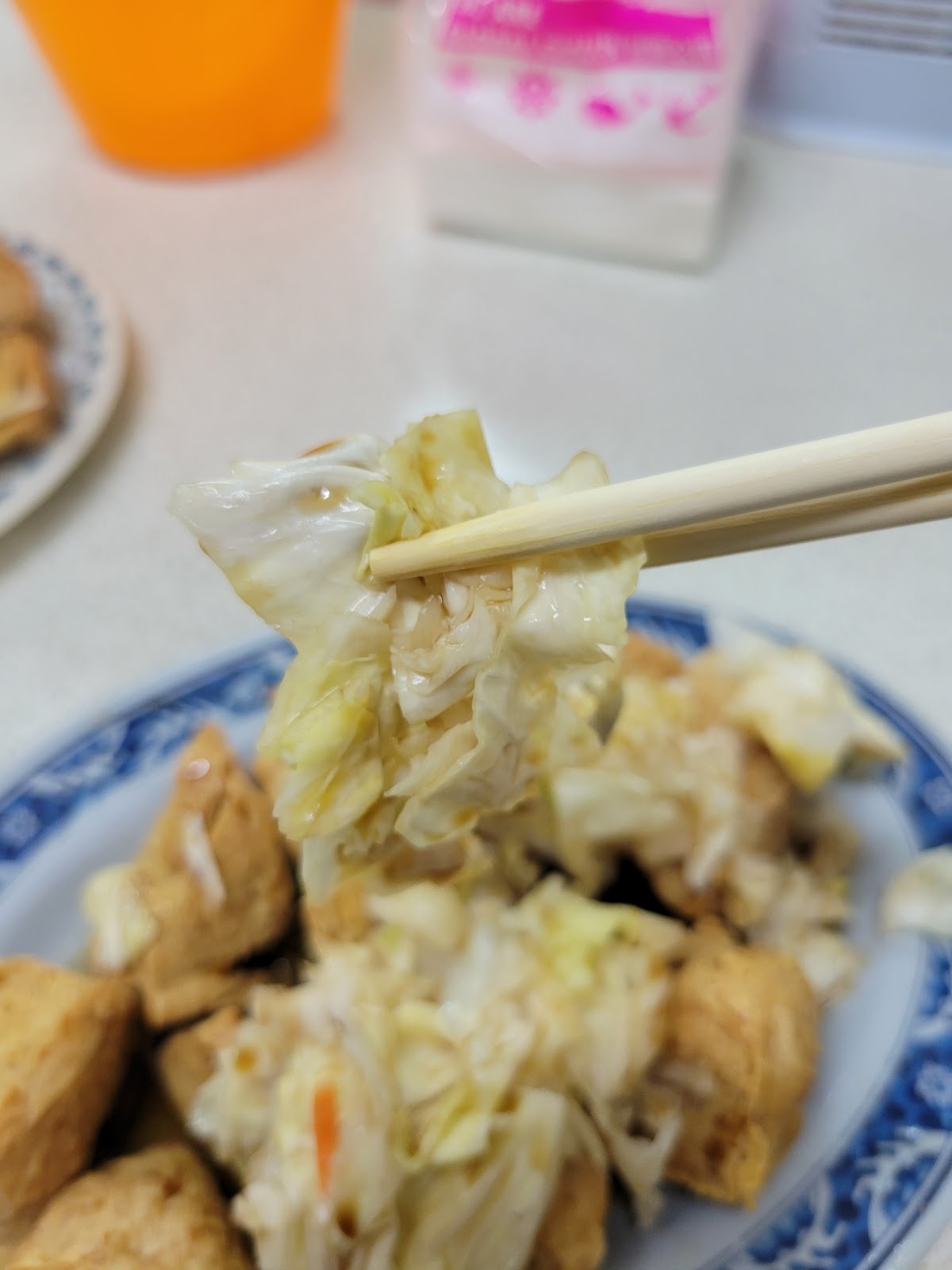 筷子夾起萬丹阿國臭豆腐搭配台式泡菜