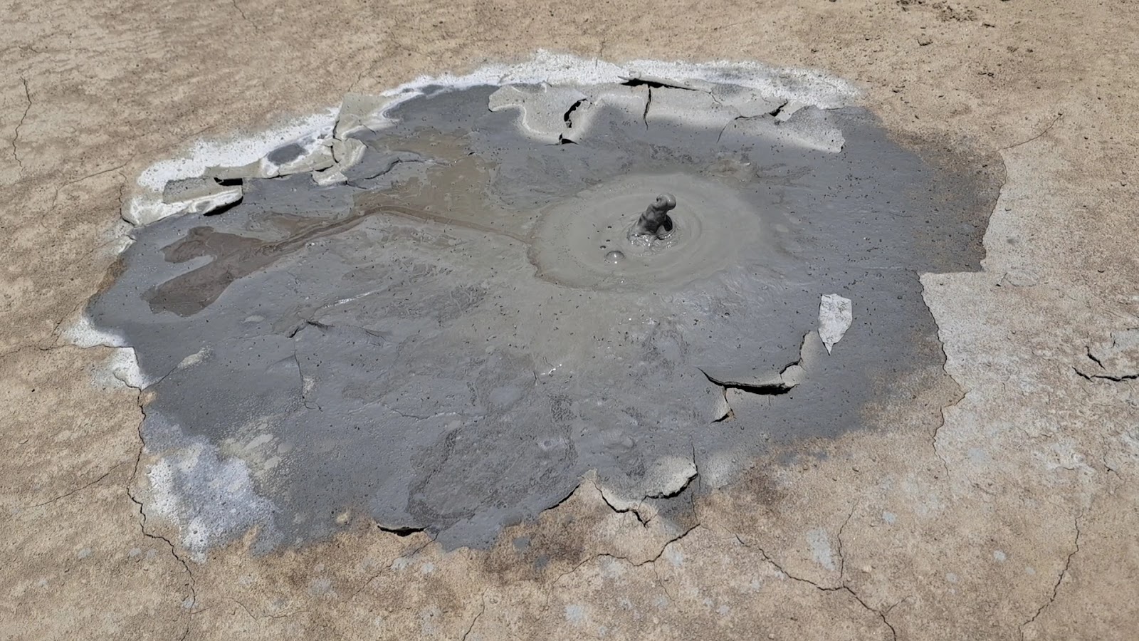 烏山頂泥火山噴泥口特寫泥漿冒泡