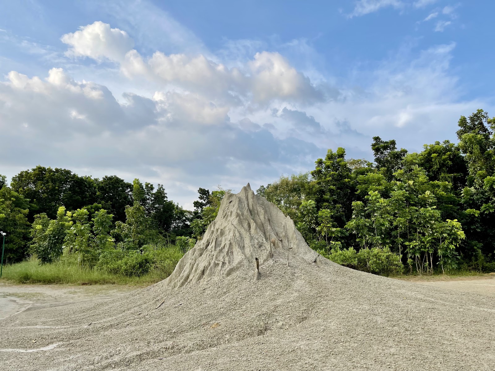 烏山頂泥火山自然保留區灰白色錐狀泥火山丘
