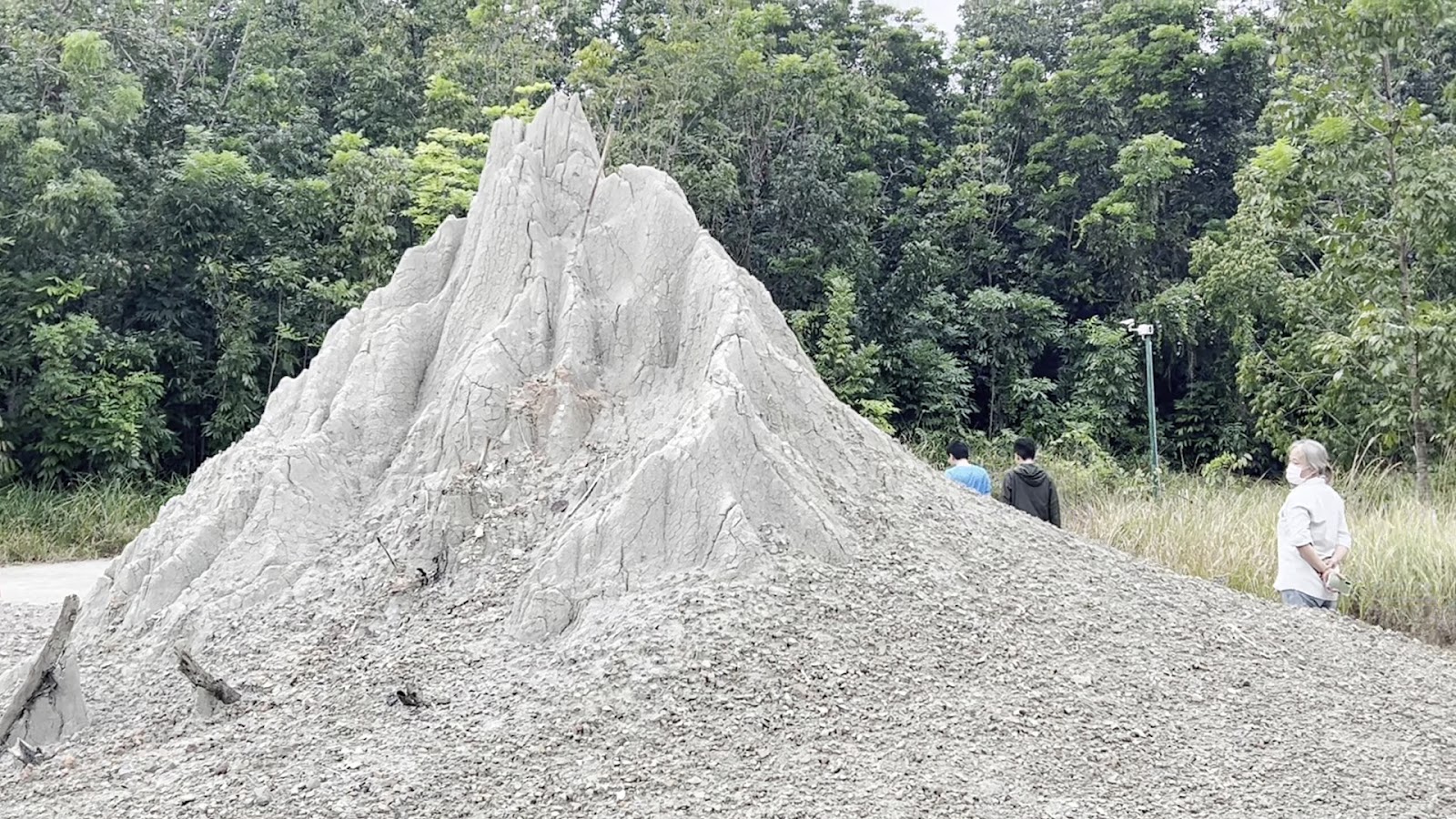 烏山頂泥火山丘與遊客比例尺