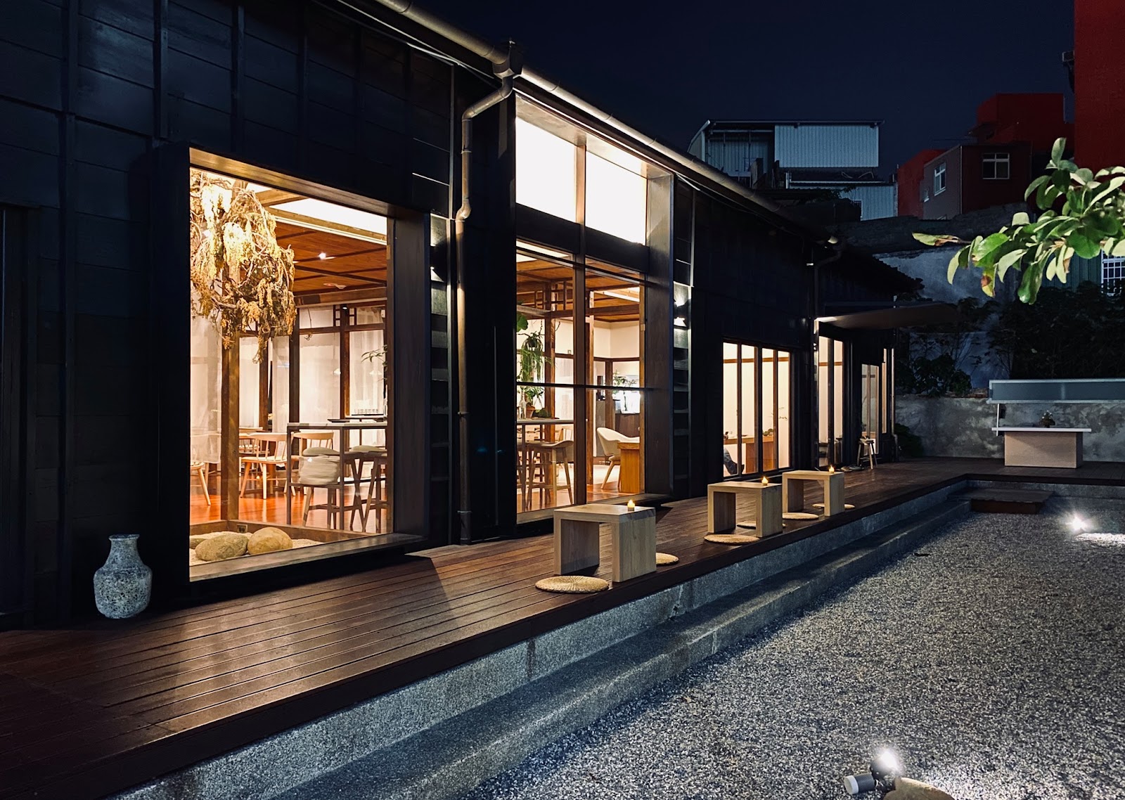 辛志平校長故居本館前棟日式木造建築夜間庭院景觀