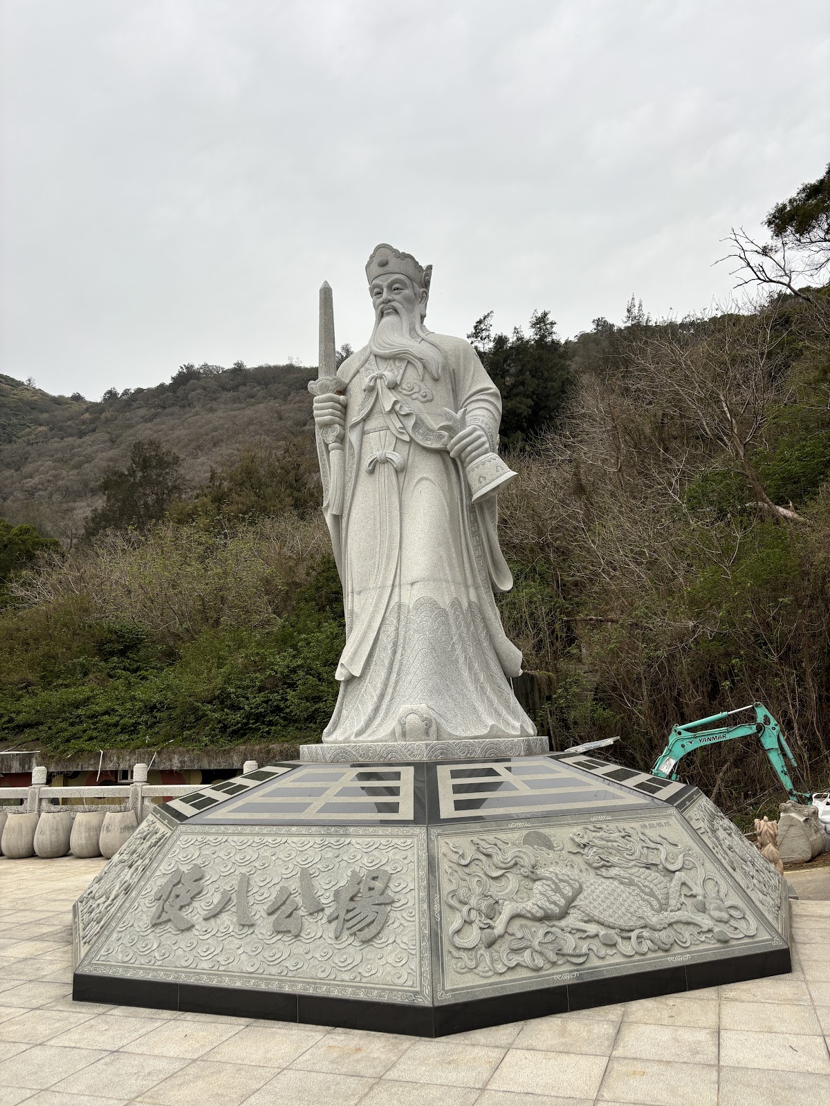 楊公八使紀念園區白色石雕立像