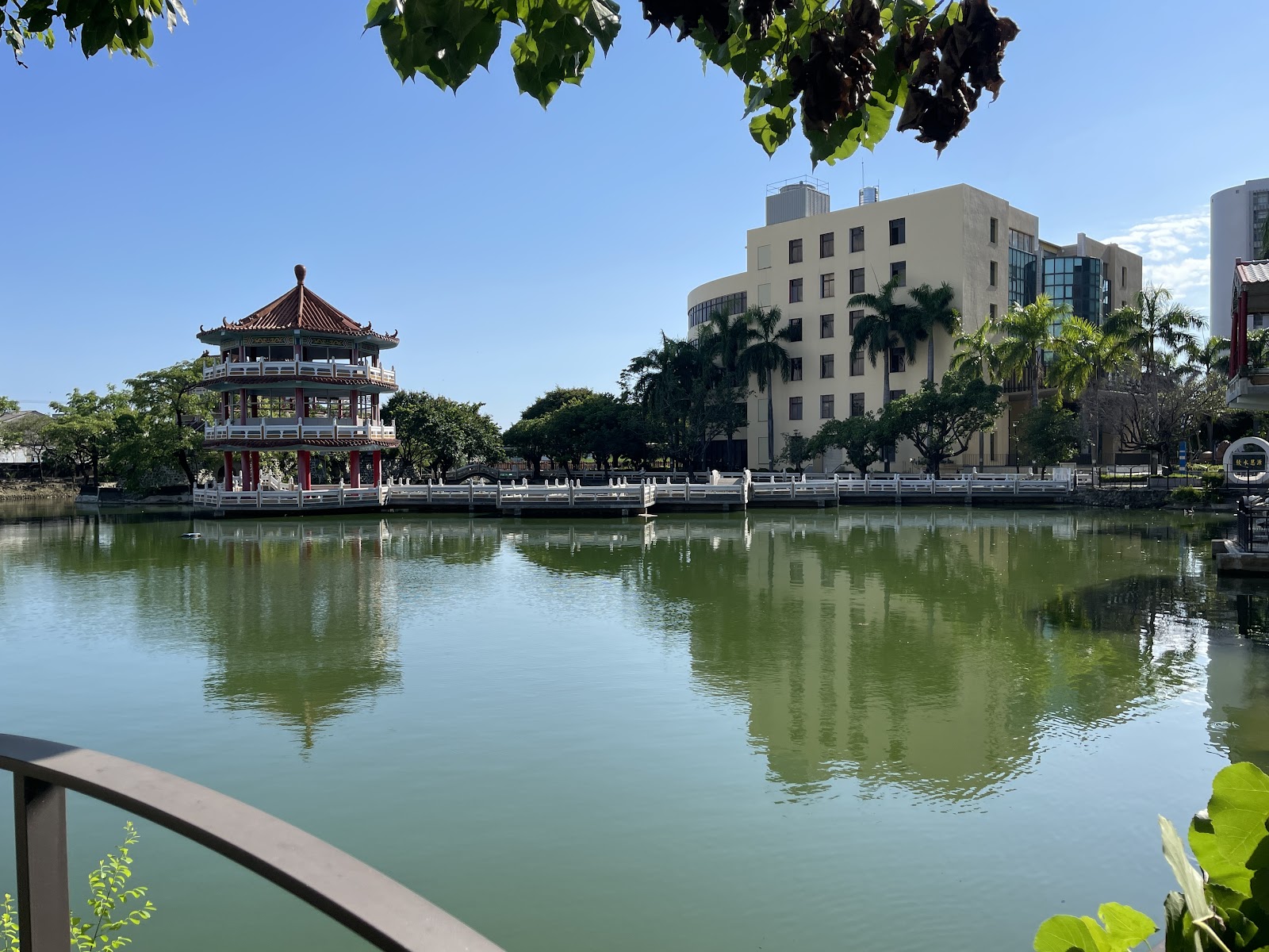 崑山湖鯽魚潭湖畔涼亭倒影