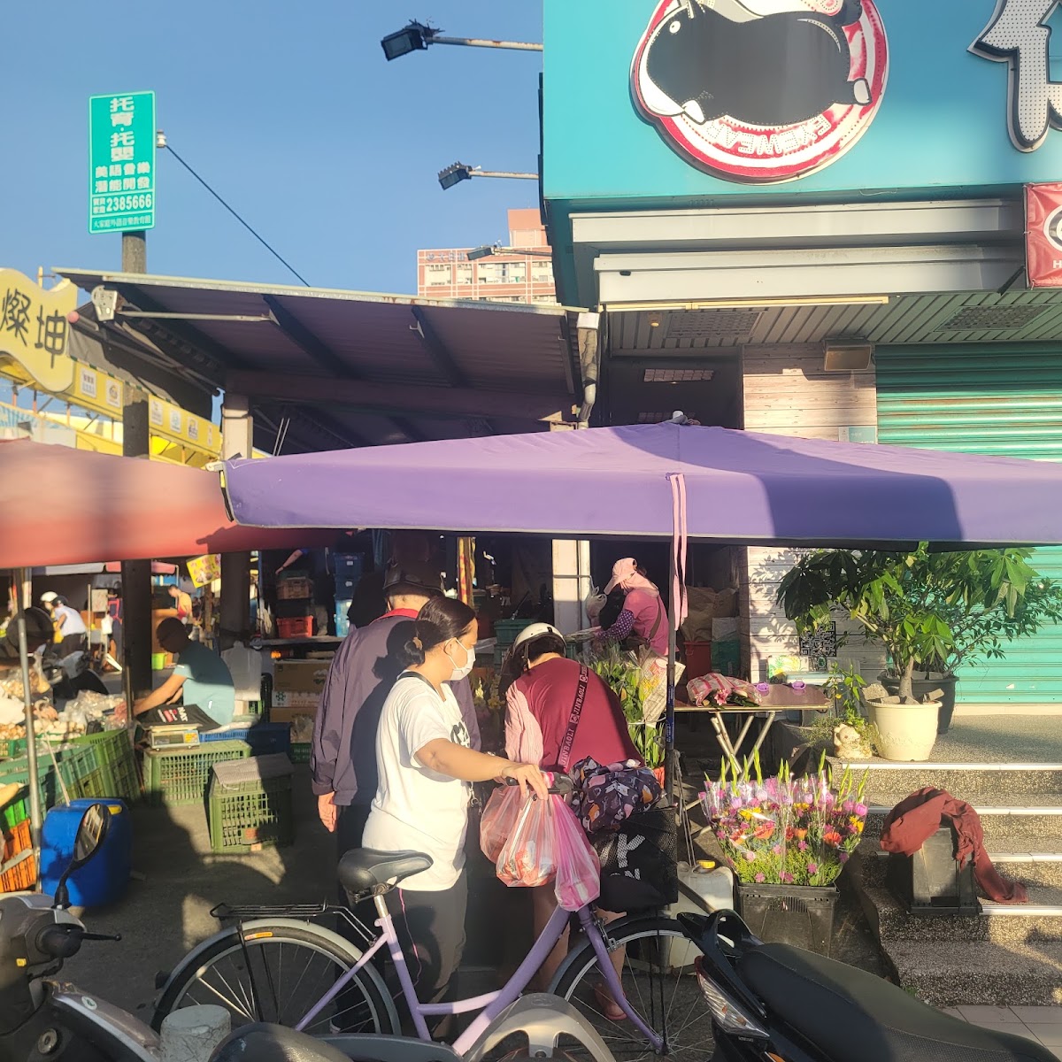 永康兵仔市場花攤與蔬果攤販