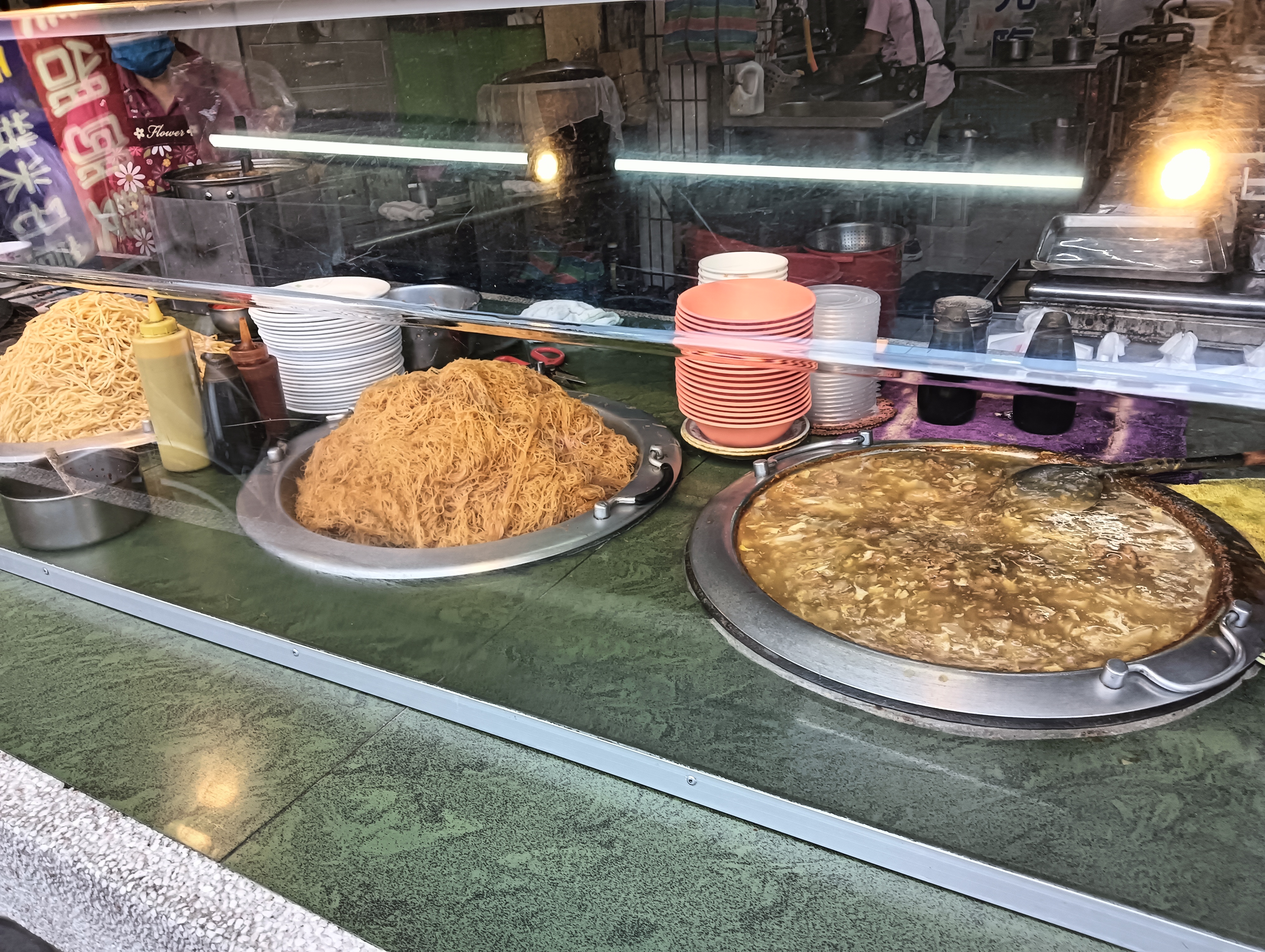 台灣小吃店檯面上的炒麵炒米粉與羹湯