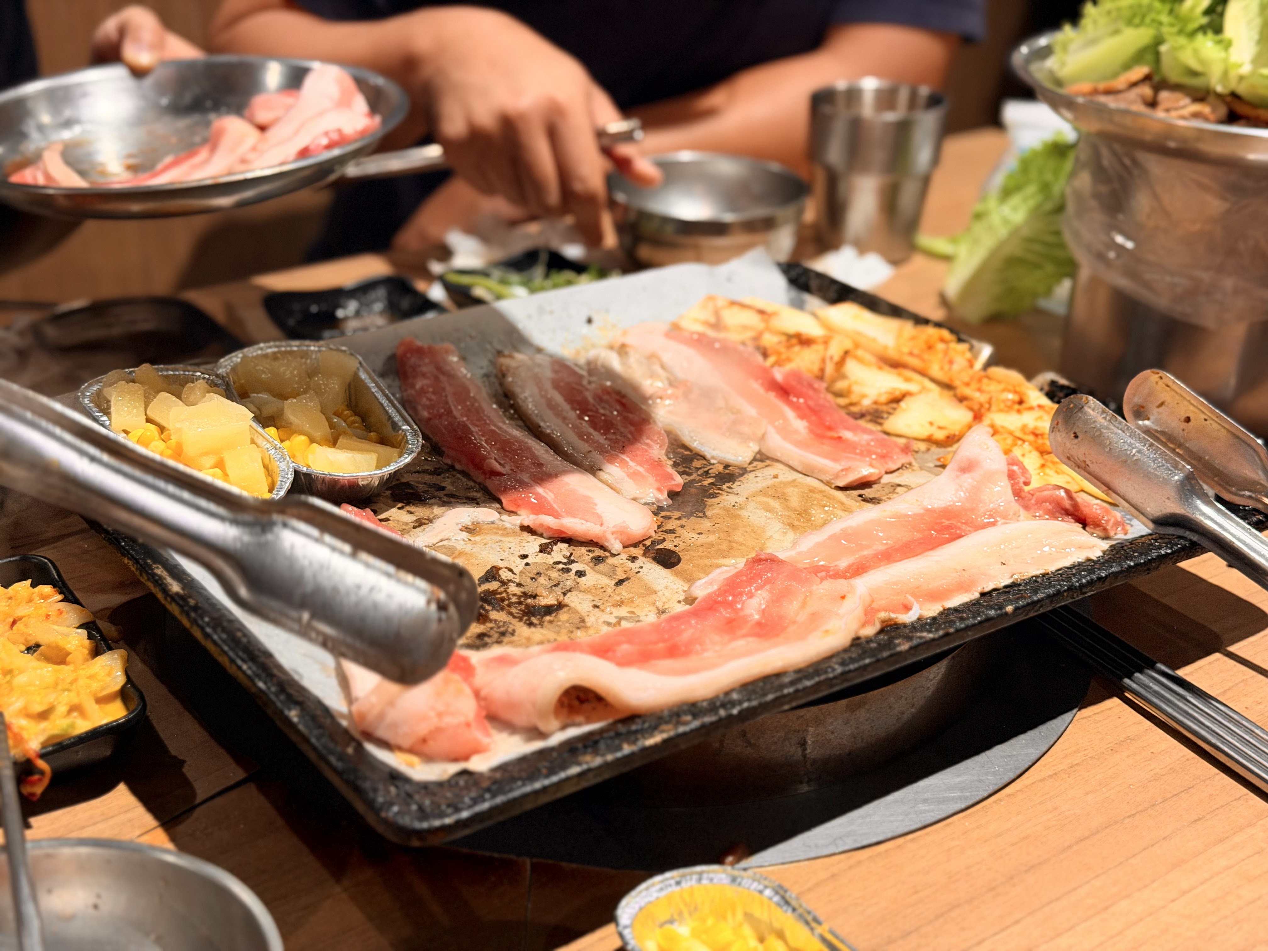 打爆豬韓式燒肉吃到飽高雄楠梓店桌上烤肉畫面