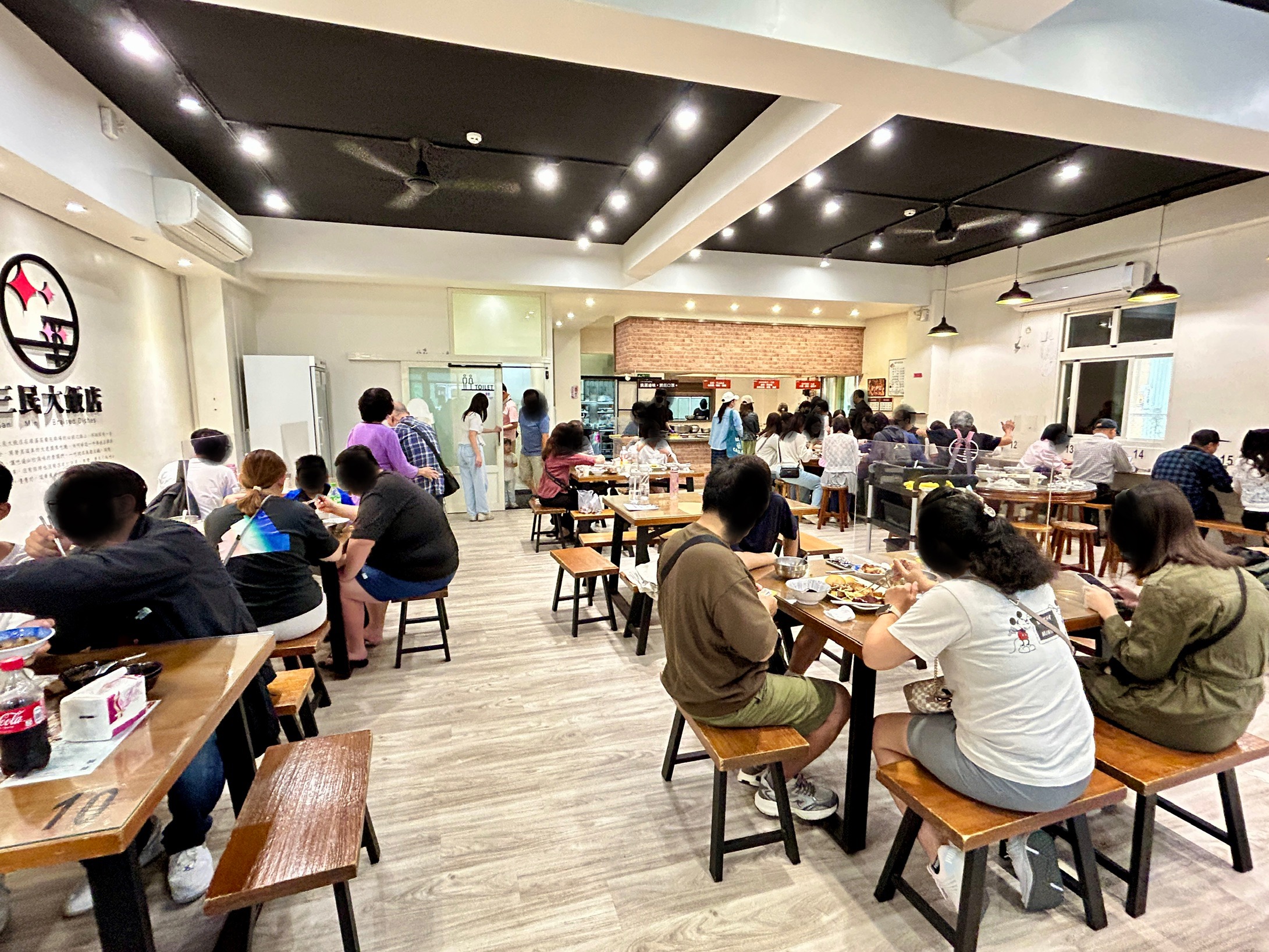 三民大飯店熱鬧內用用餐畫面