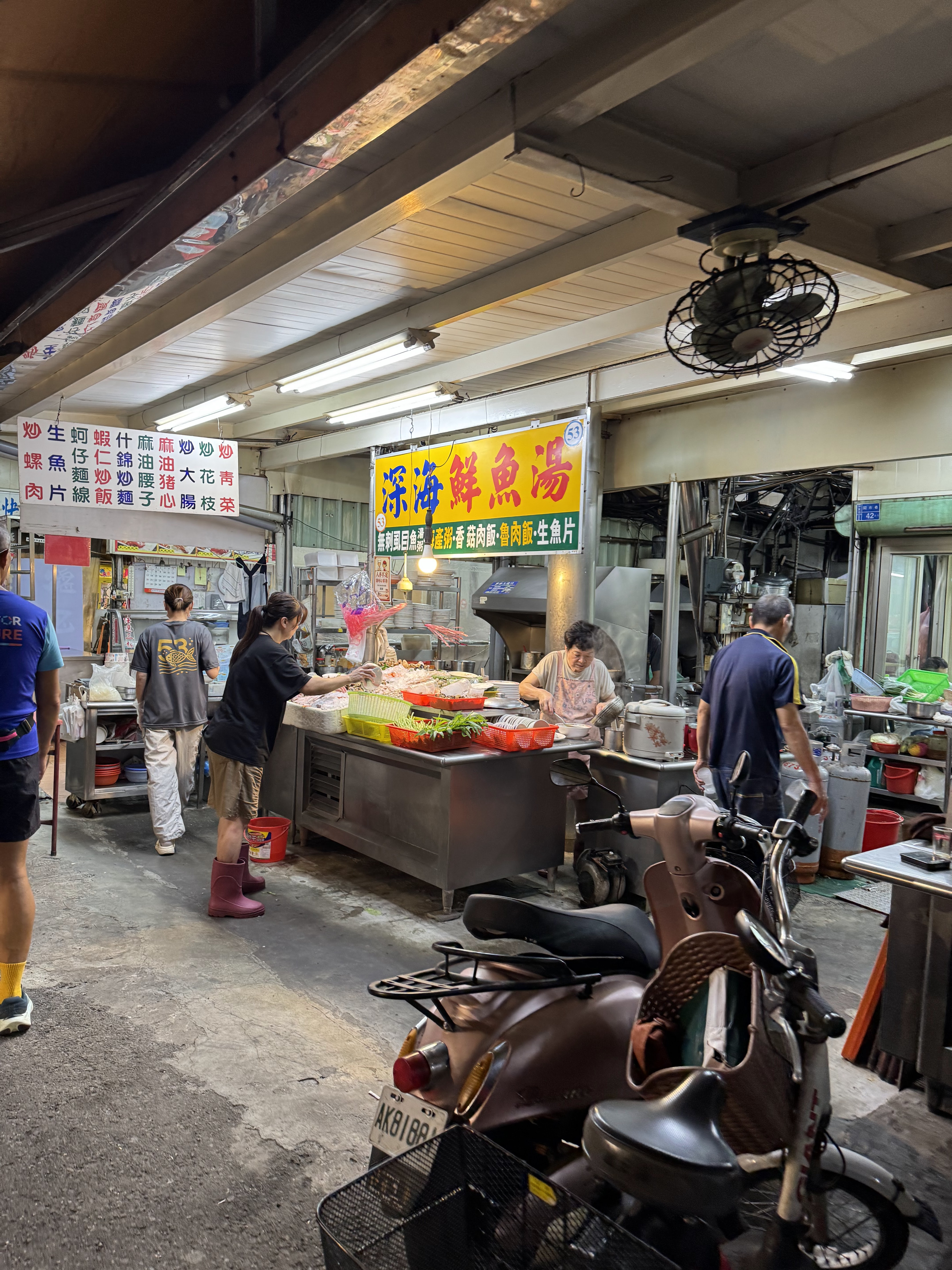 深海鮮魚湯熟食攤與新鮮食材陳列