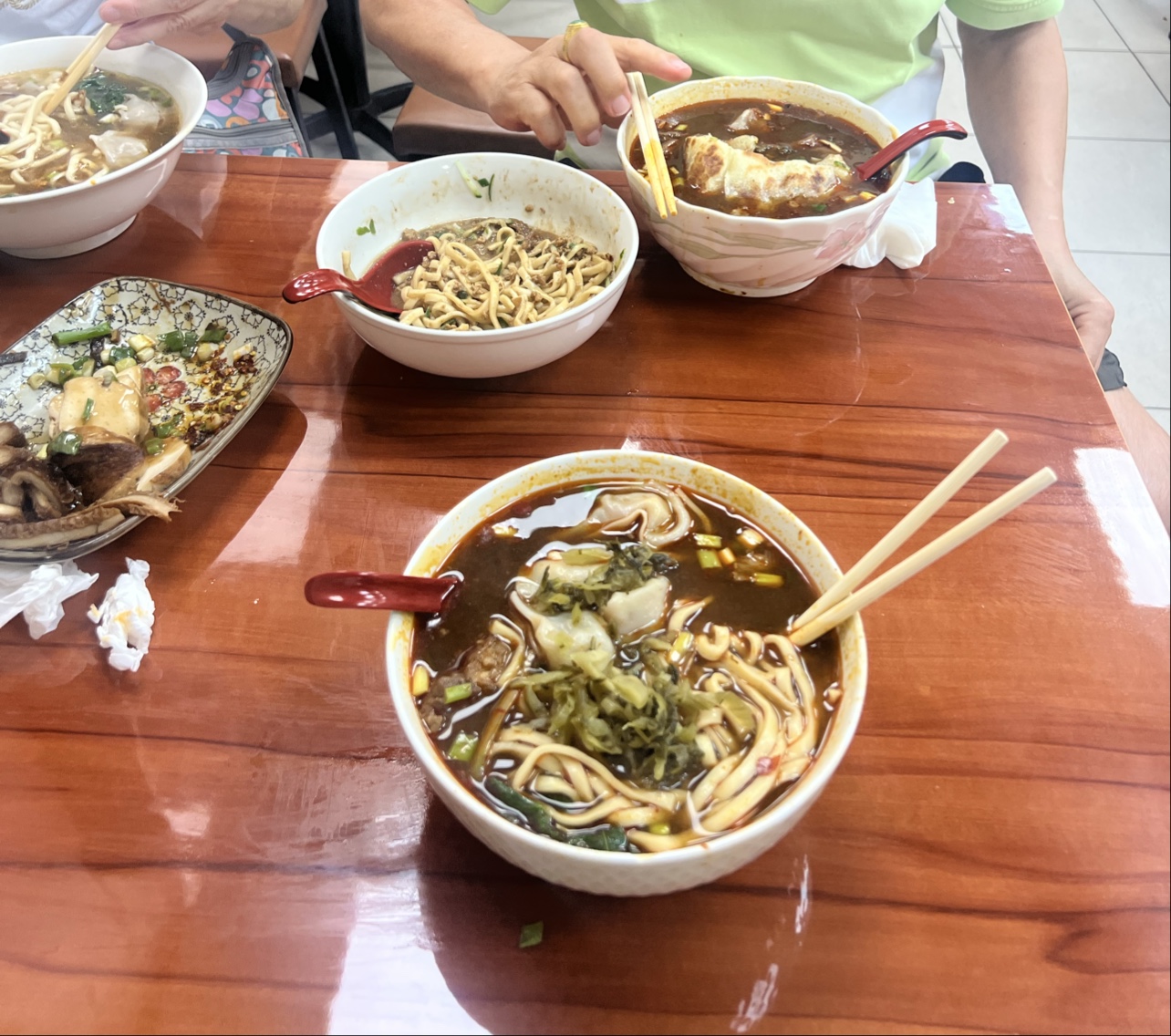 忠誠牛肉麵多人餐桌