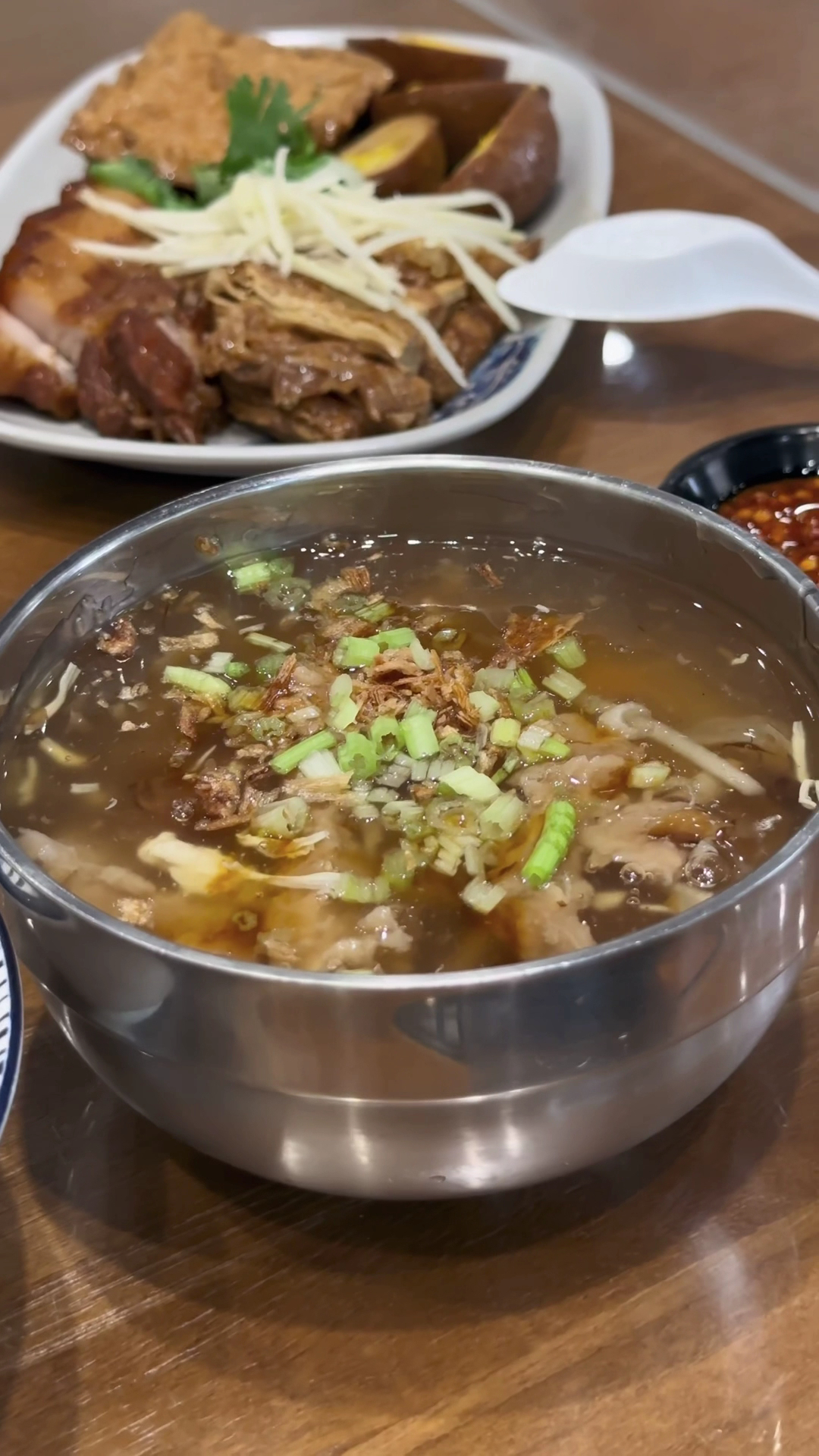 三民大飯店清燉湯與滷味搭配