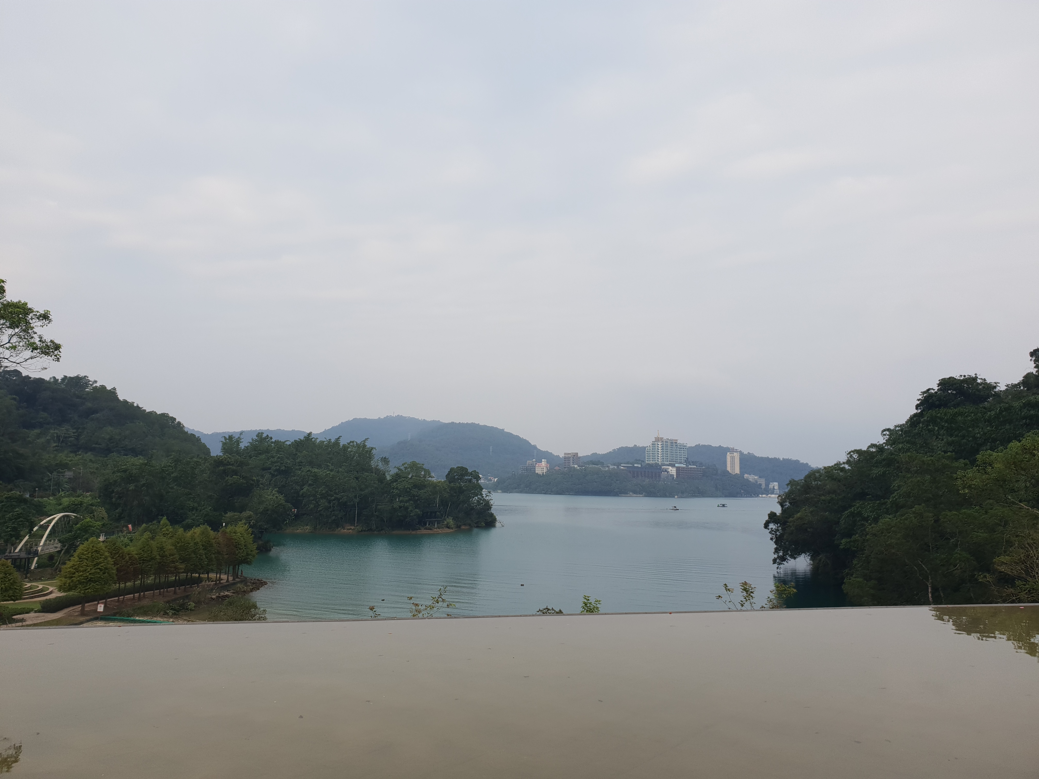 兩岸樹木環繞的日月潭湖景