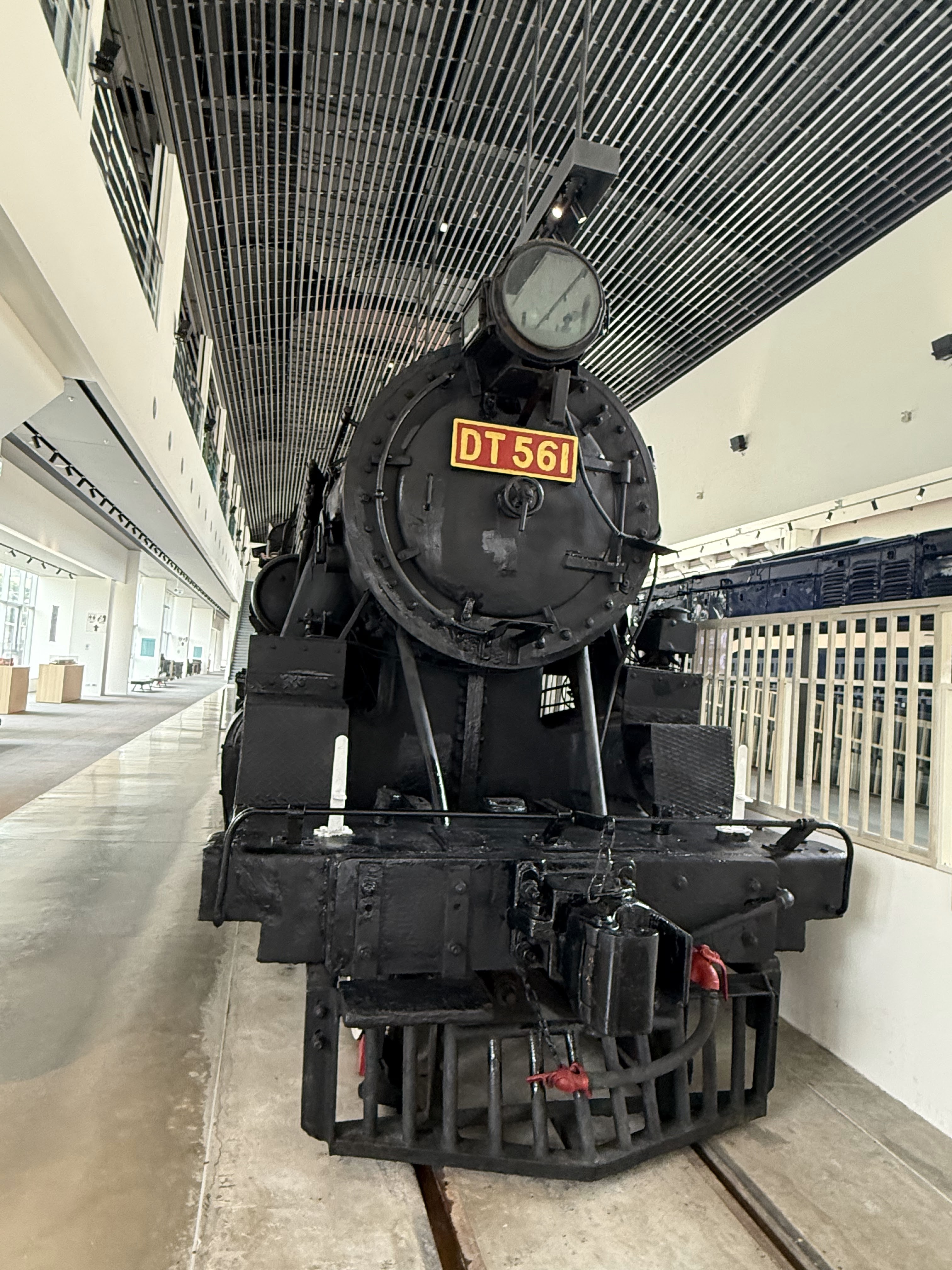 黑色蒸汽火車頭，正面標有紅色底黃字DT561車號，火車位於室內展覽空間。