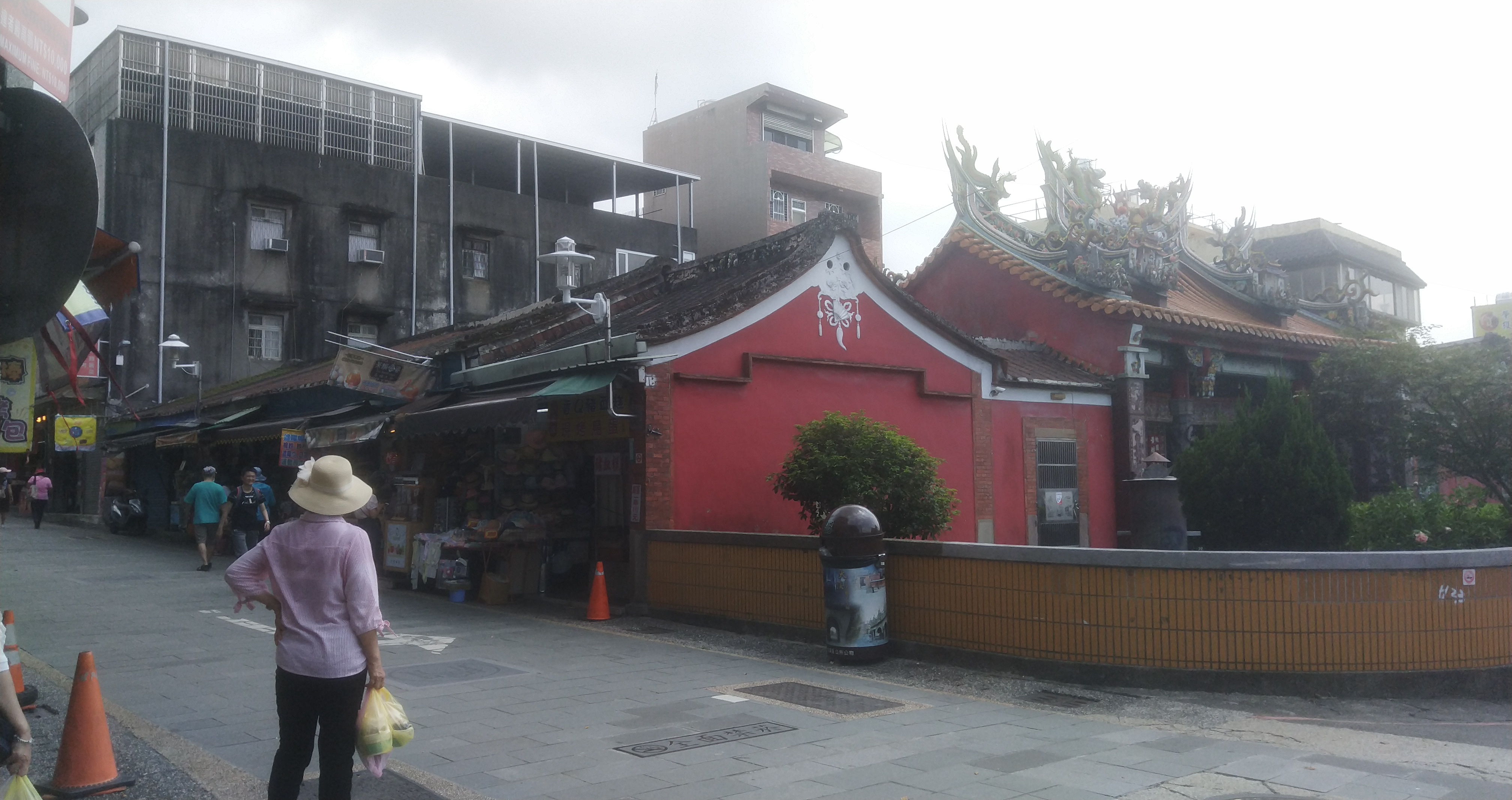 大溪市區傳統廟宇與紅色外牆