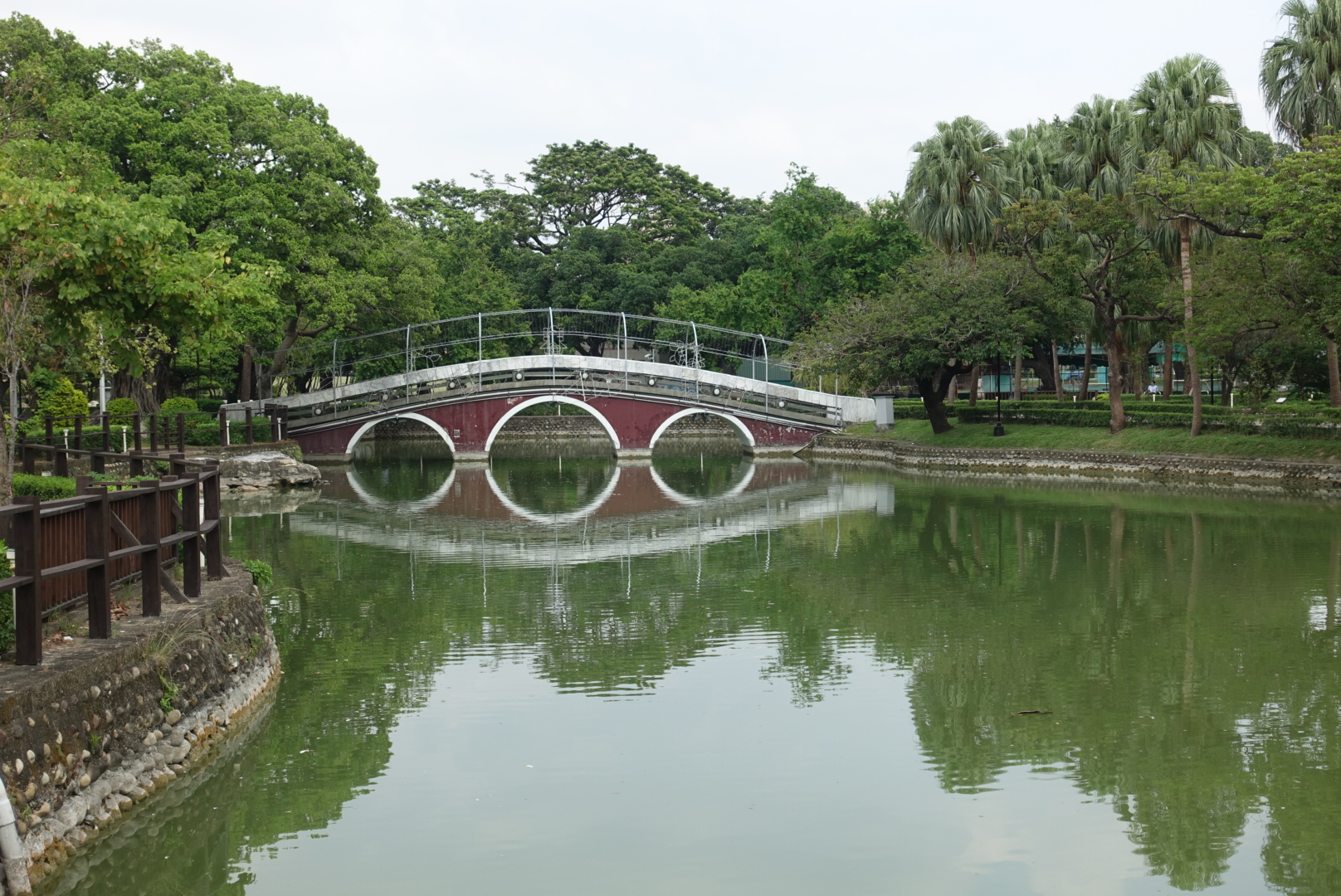 拱橋與湖面倒影的景觀畫面