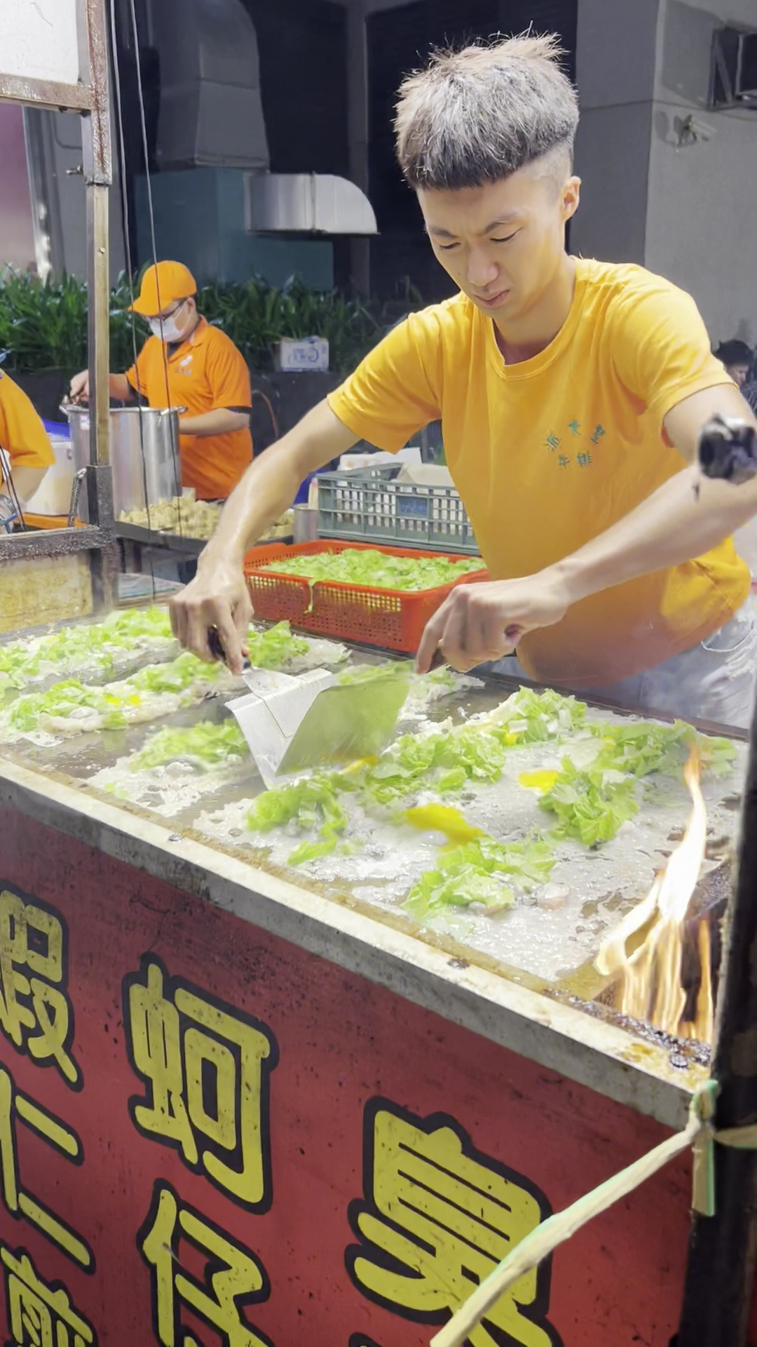 夜市攤販現煎蚵仔煎畫面