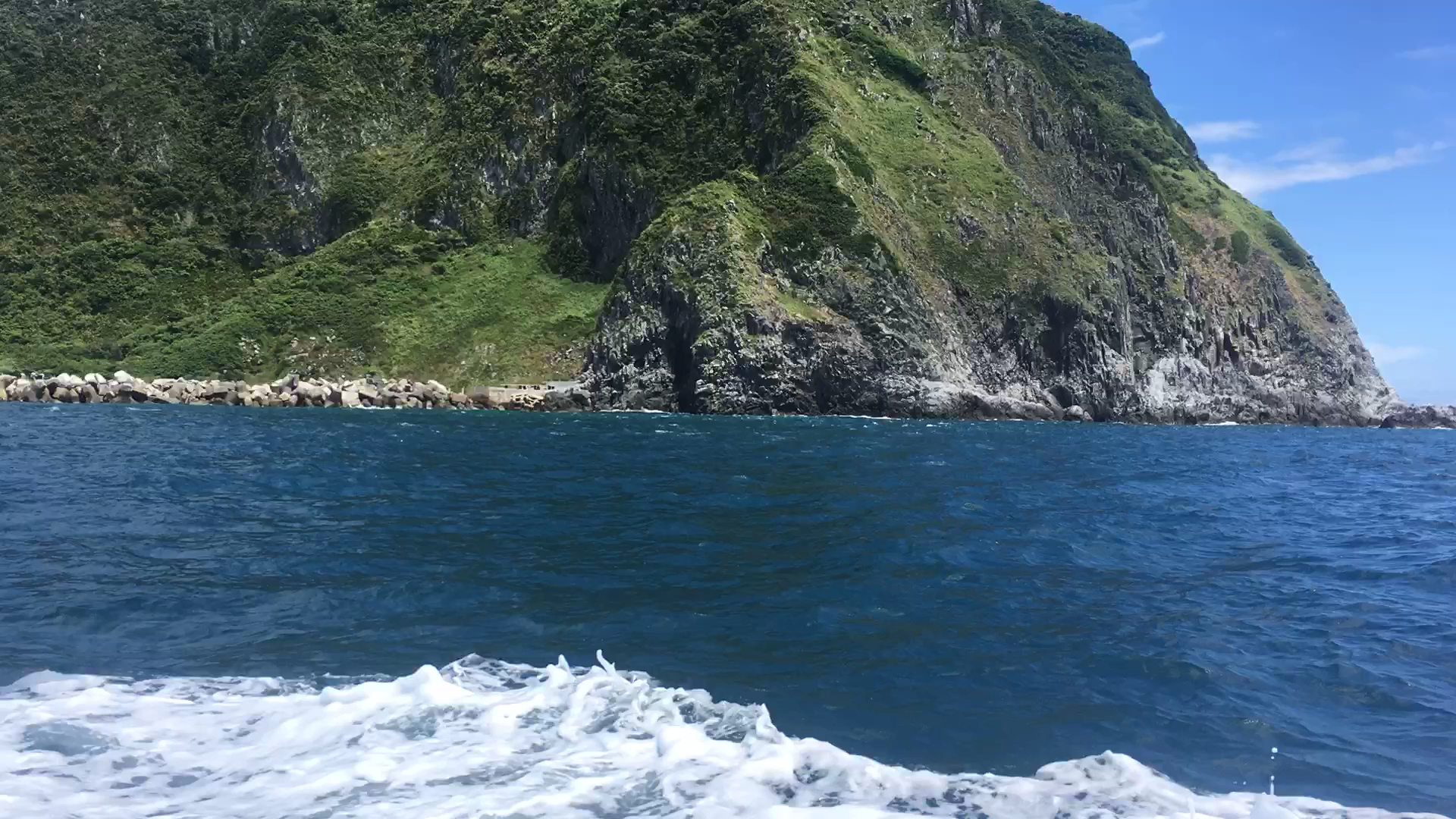 湛藍海水、碧綠山崖與浪花海岸景致
