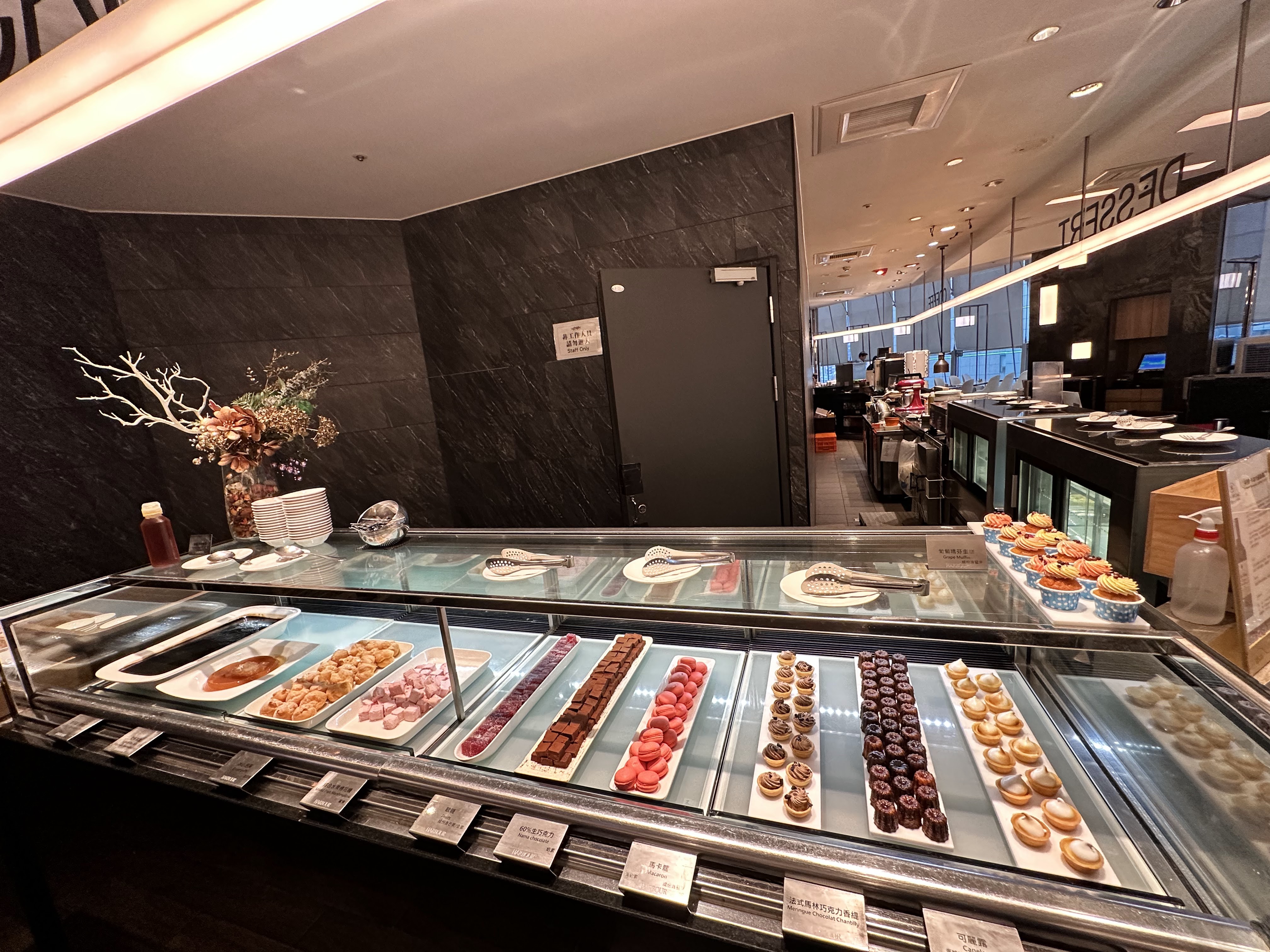 甜點自助餐展示櫃，擺放各式精美小點心。