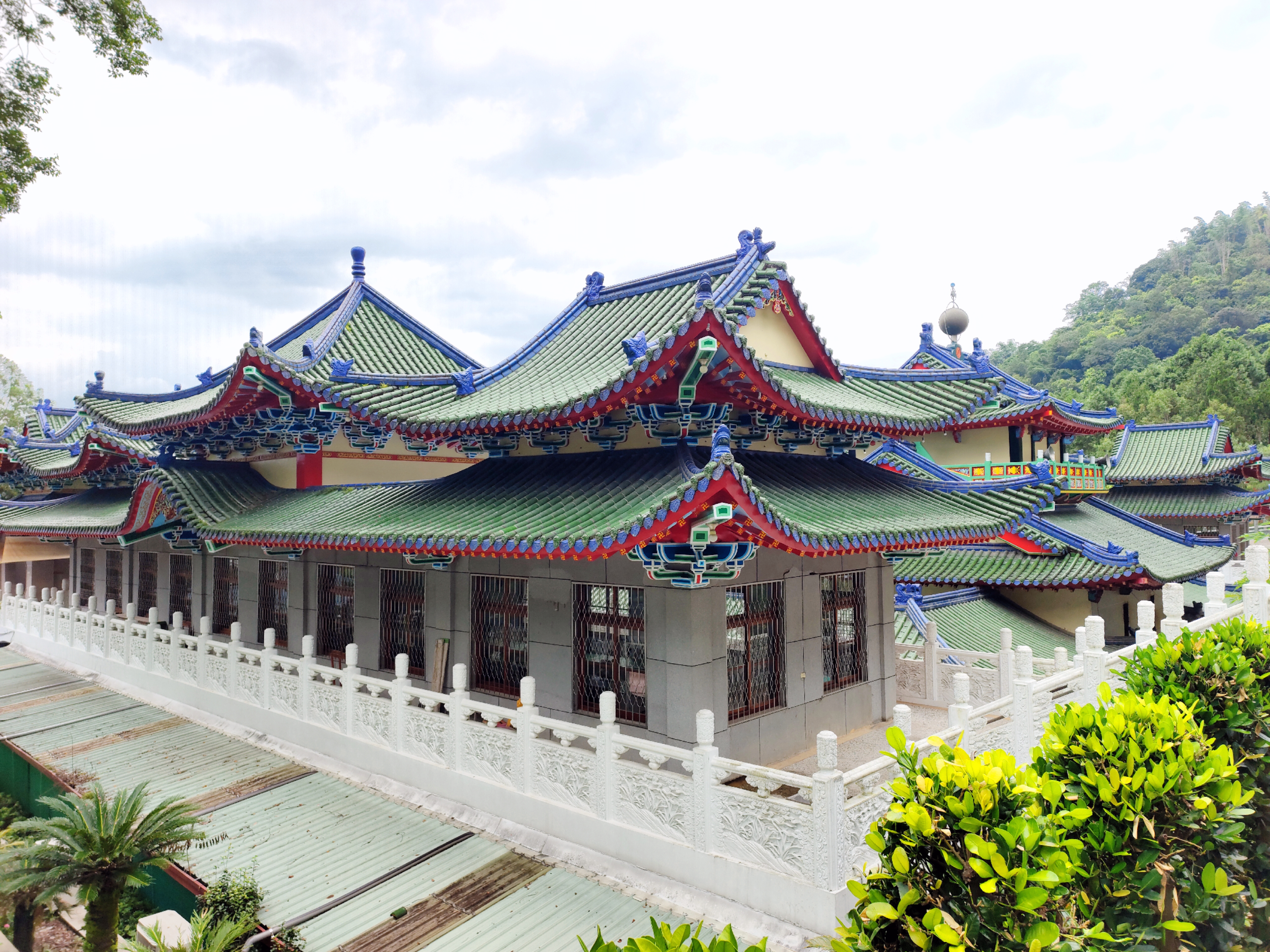 綠色琉璃瓦與白色石欄杆的寺廟景觀