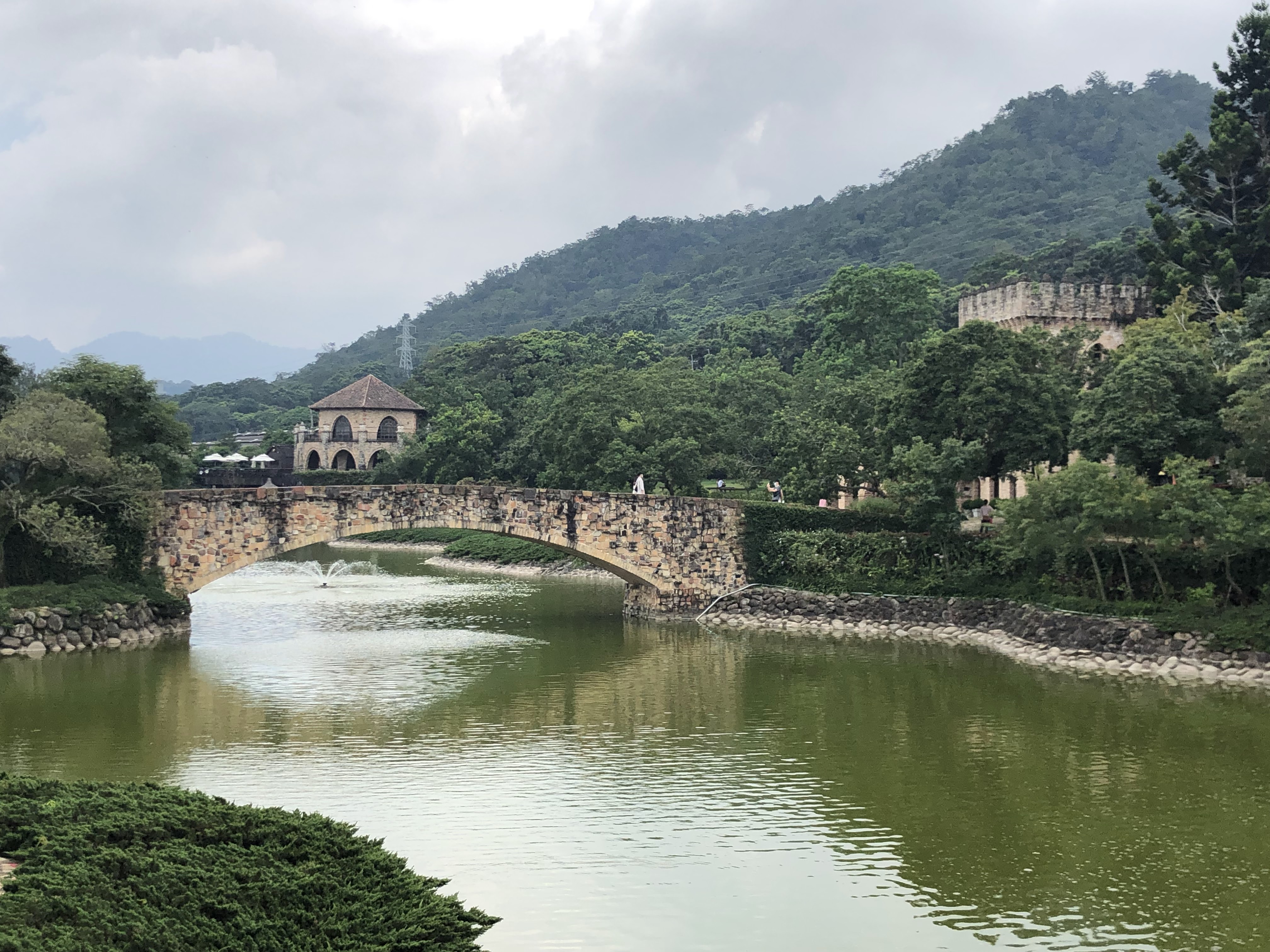 石造拱橋與噴泉湖景