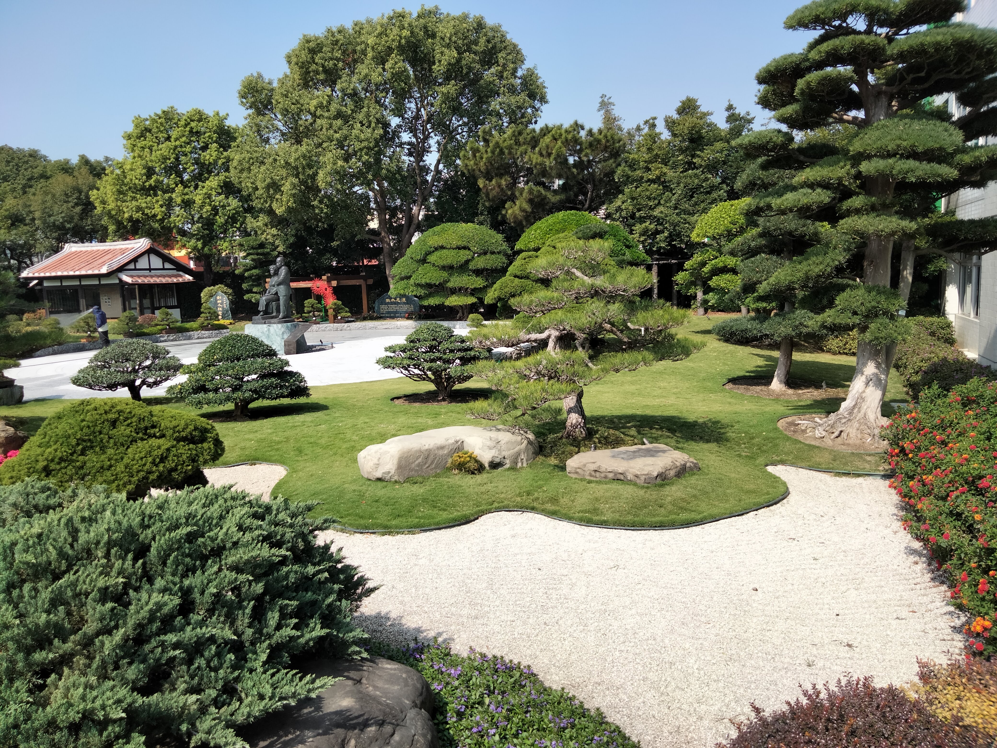 成美文化園和風庭園花卉與雕像