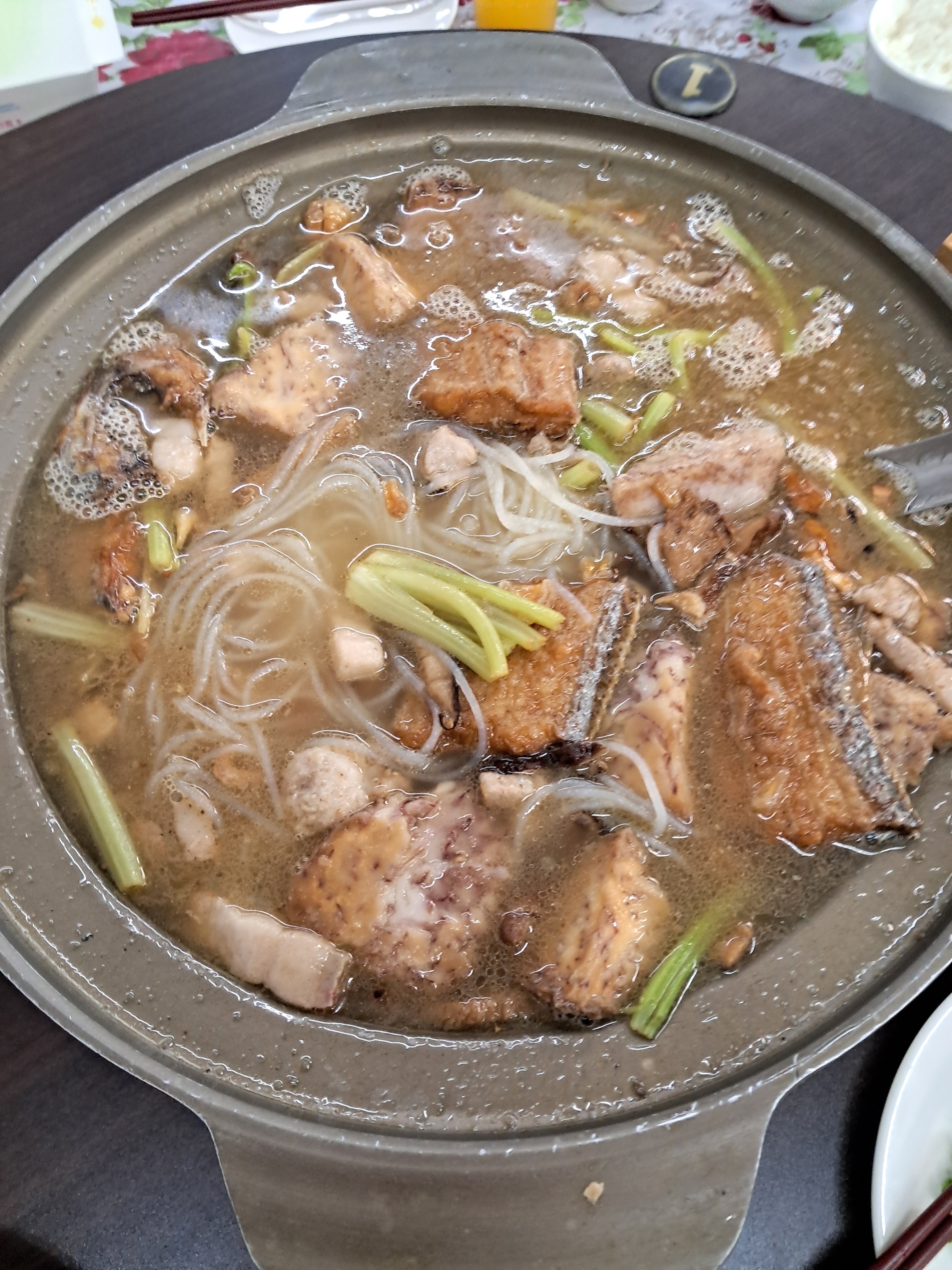台式魚頭火鍋，裡面有魚頭、油豆腐、冬粉和芋頭等食材。