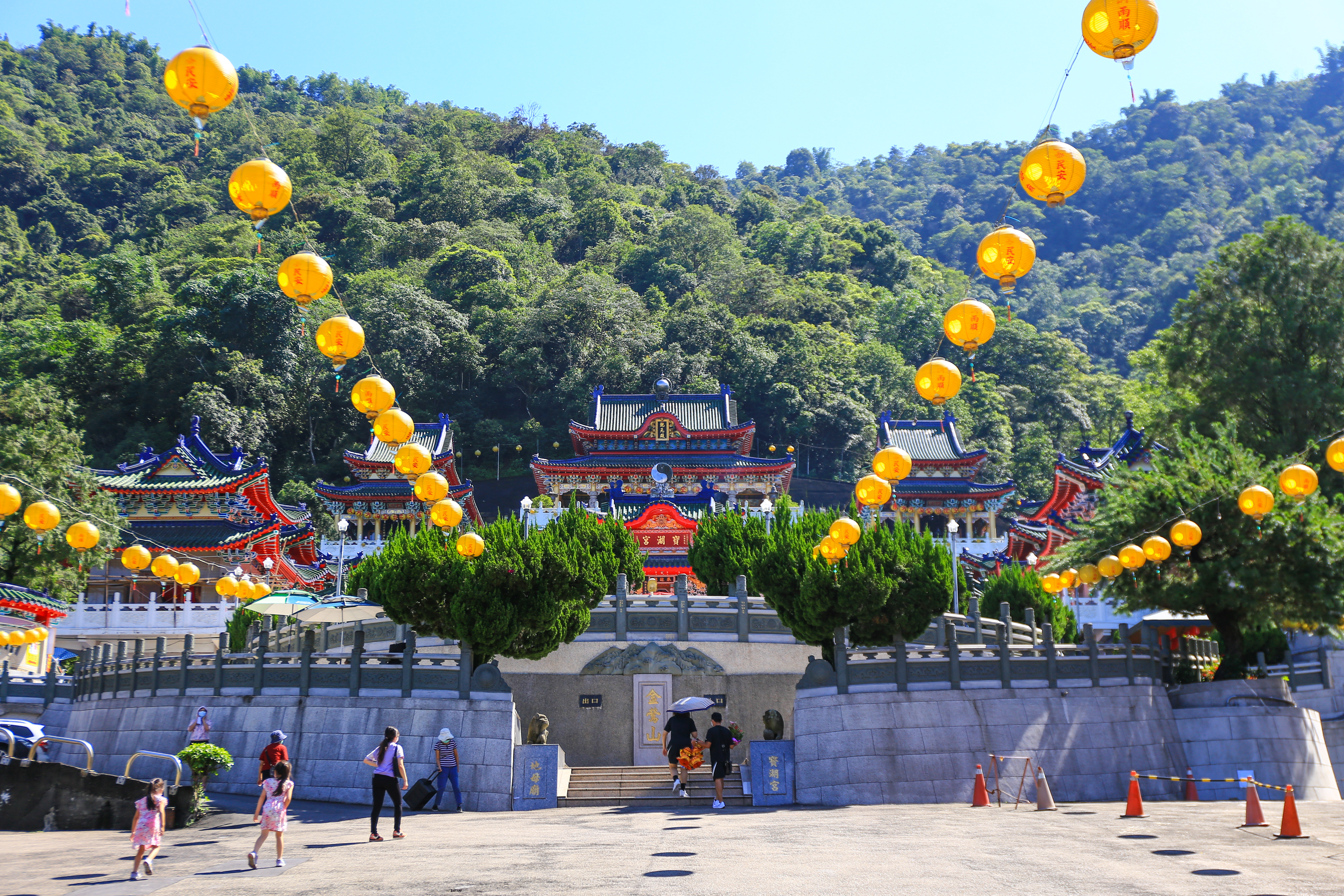 前方廣場掛滿燈籠的寺廟場景