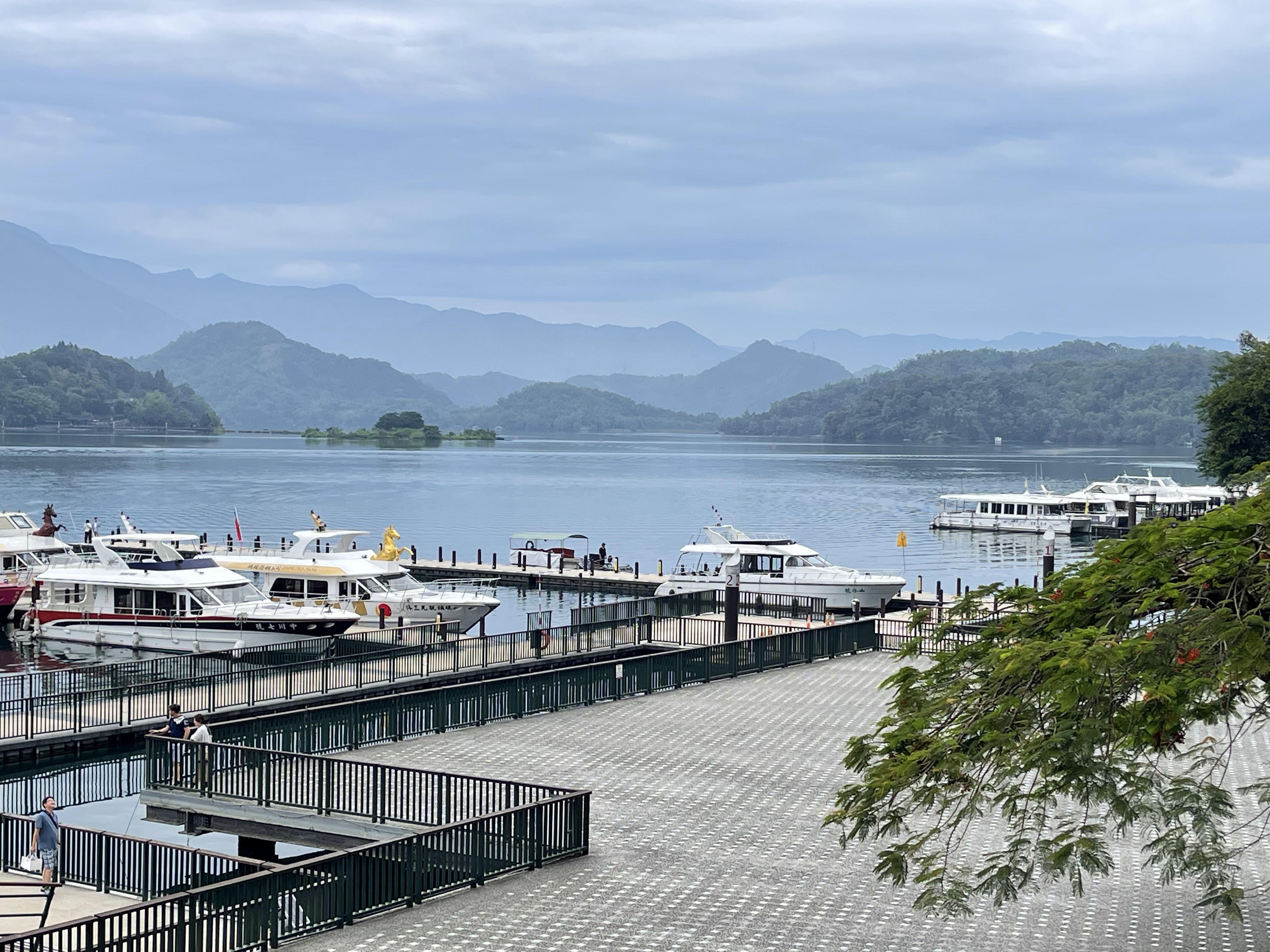 湖泊與碼頭停泊多艘遊艇的日月潭風景