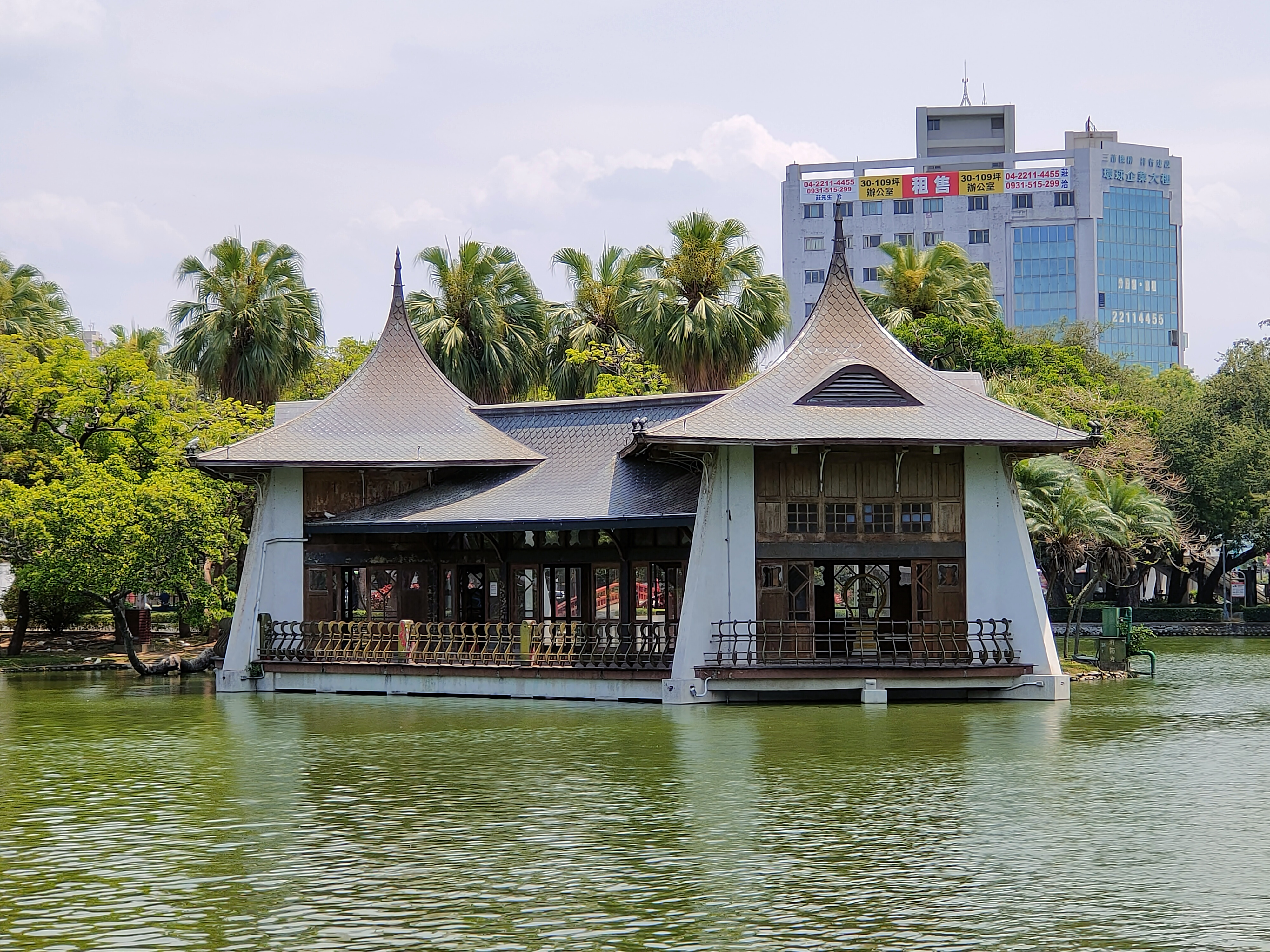 湖上東方特色涼亭與城市背景