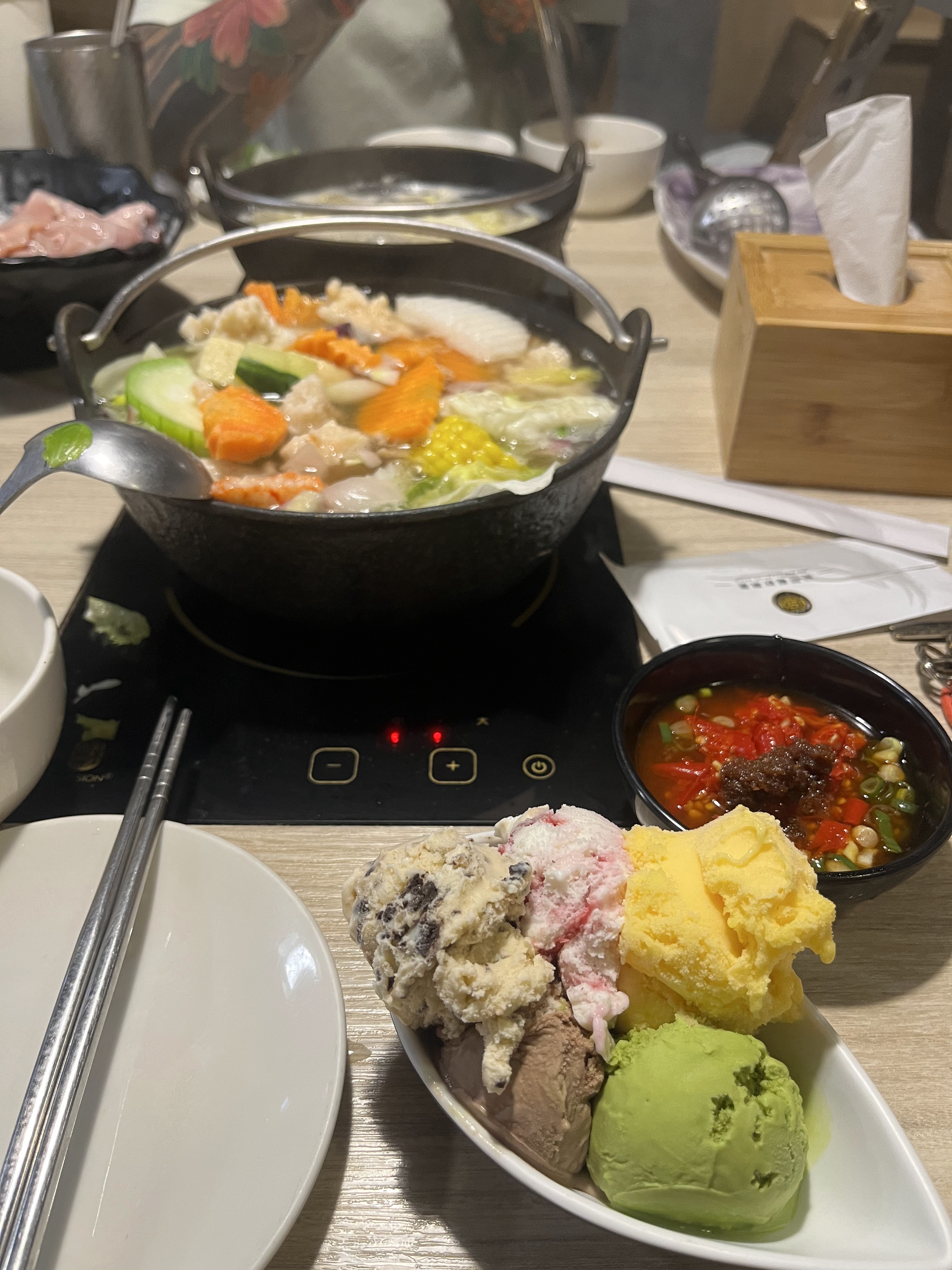 火鍋與冰淇淋餐桌畫面