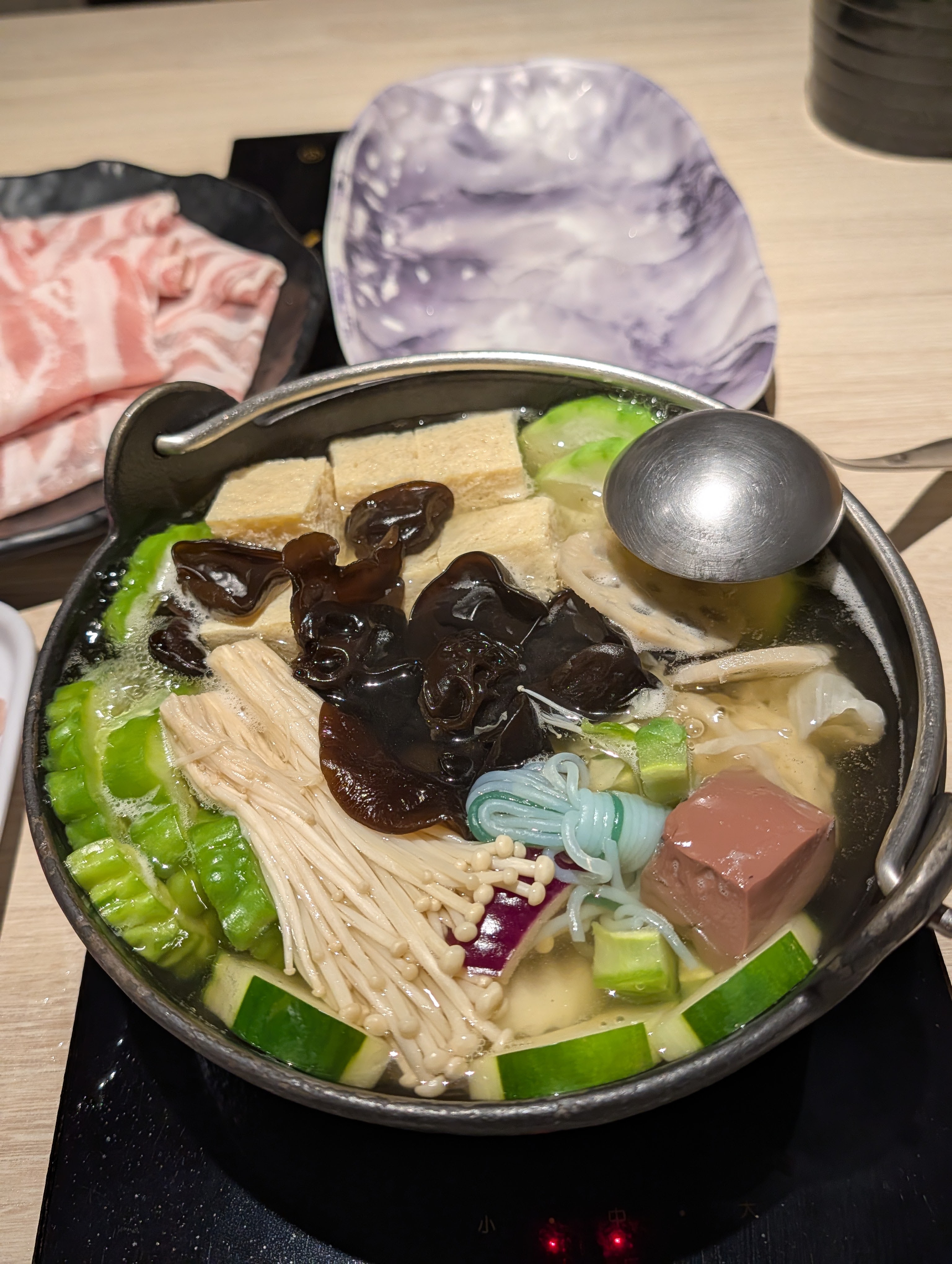 雙城店火鍋與肉盤特寫