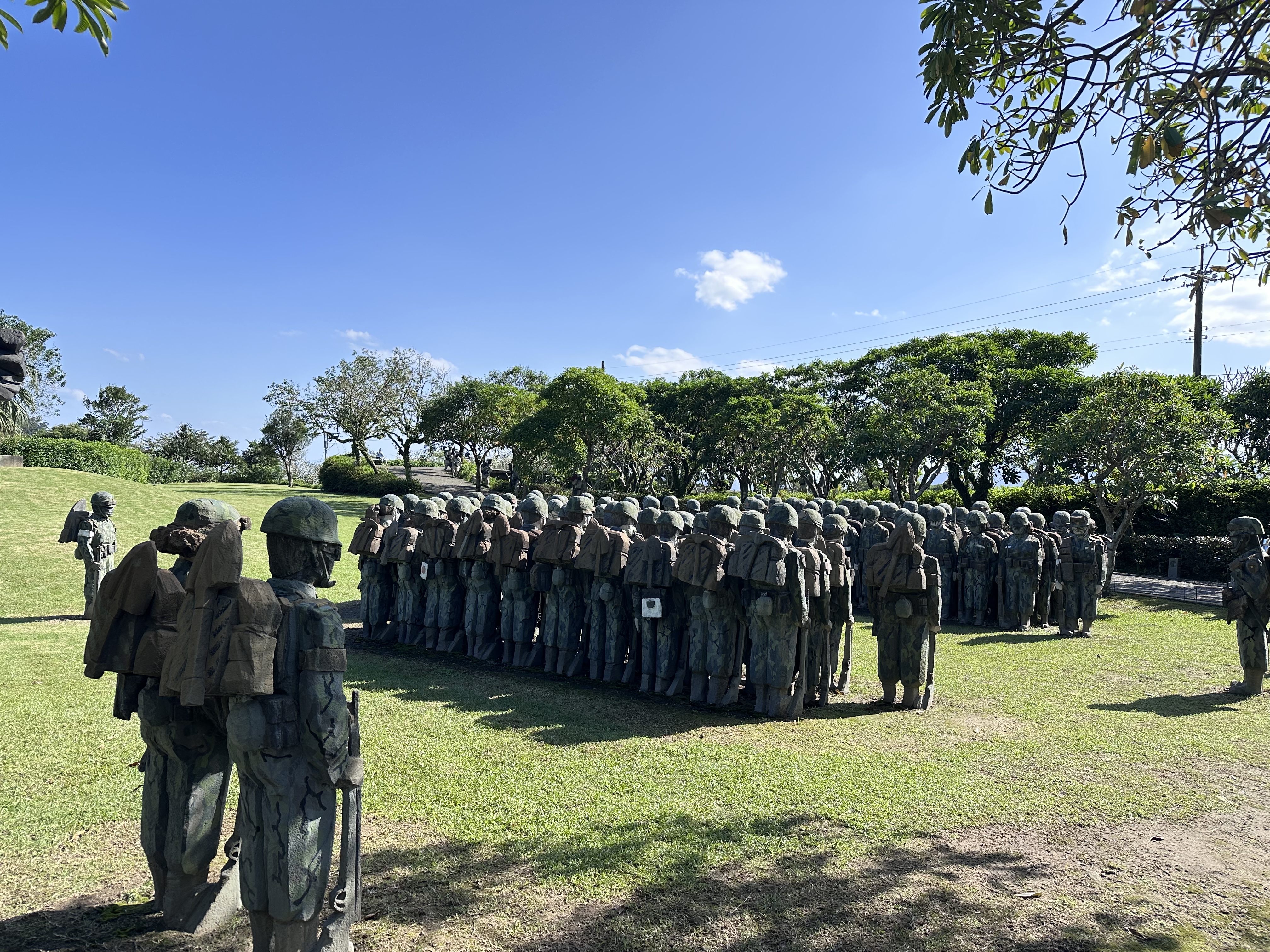 整齊排列的士兵雕像與藍天綠樹