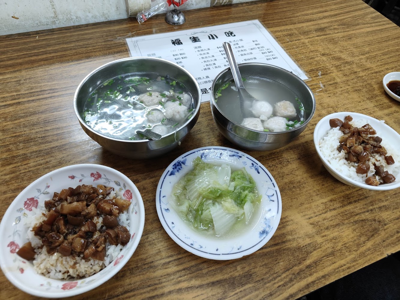 福生小食店兩碗湯兩碗飯與燙青菜