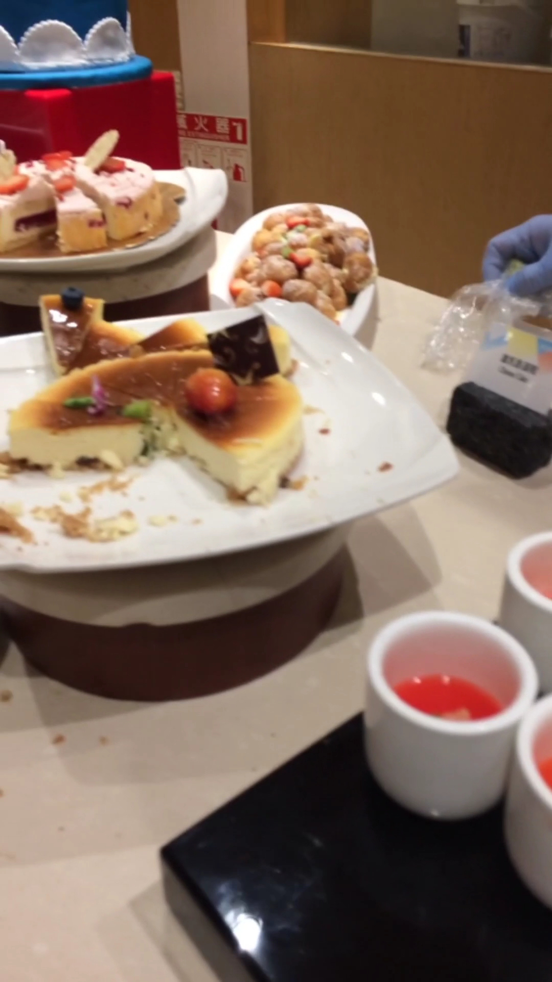 多種甜點，包括切片蛋糕、奶酪、泡芙與紅色甜品。