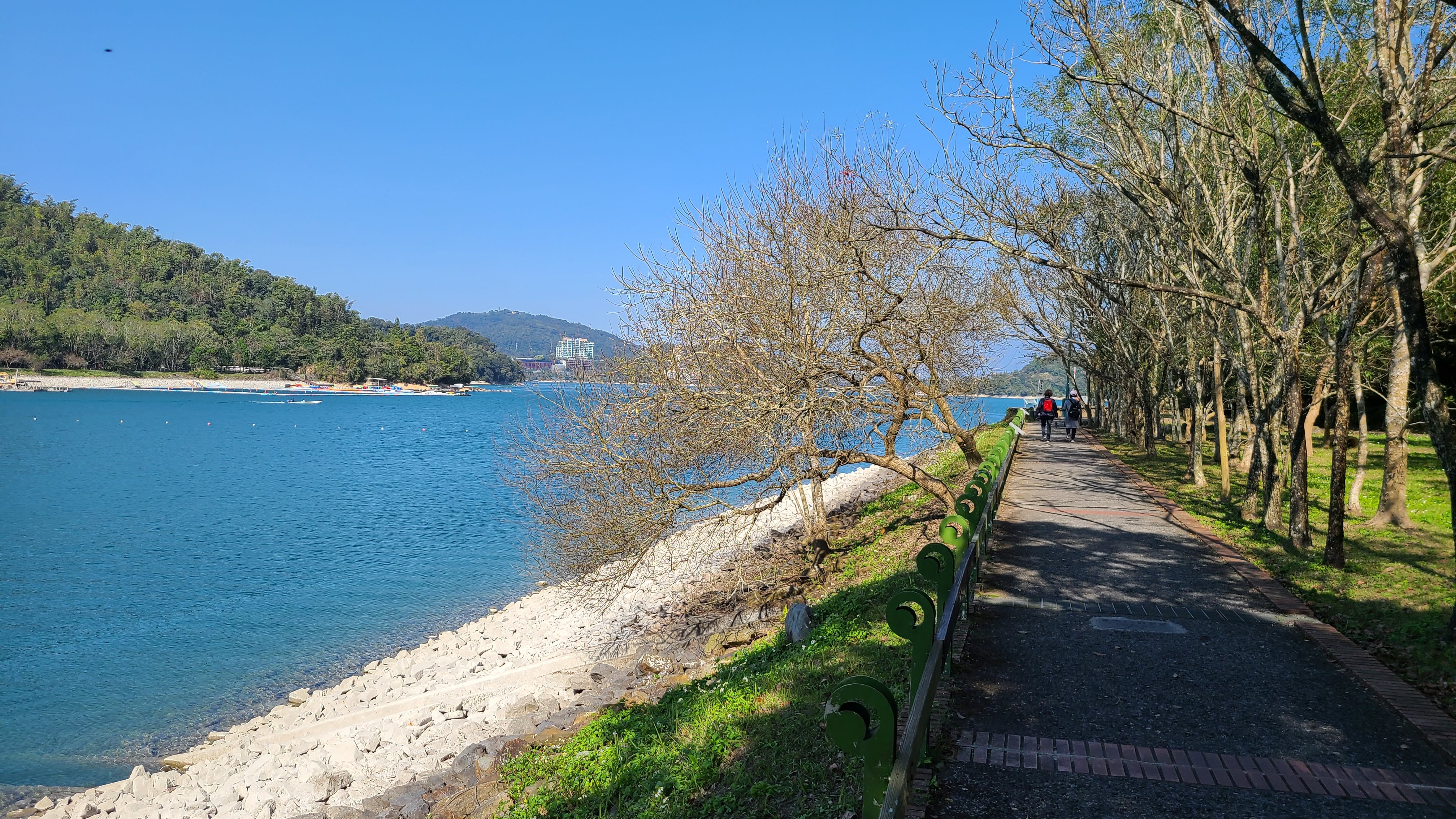 沿著湖邊小徑散步的月牙灣景色