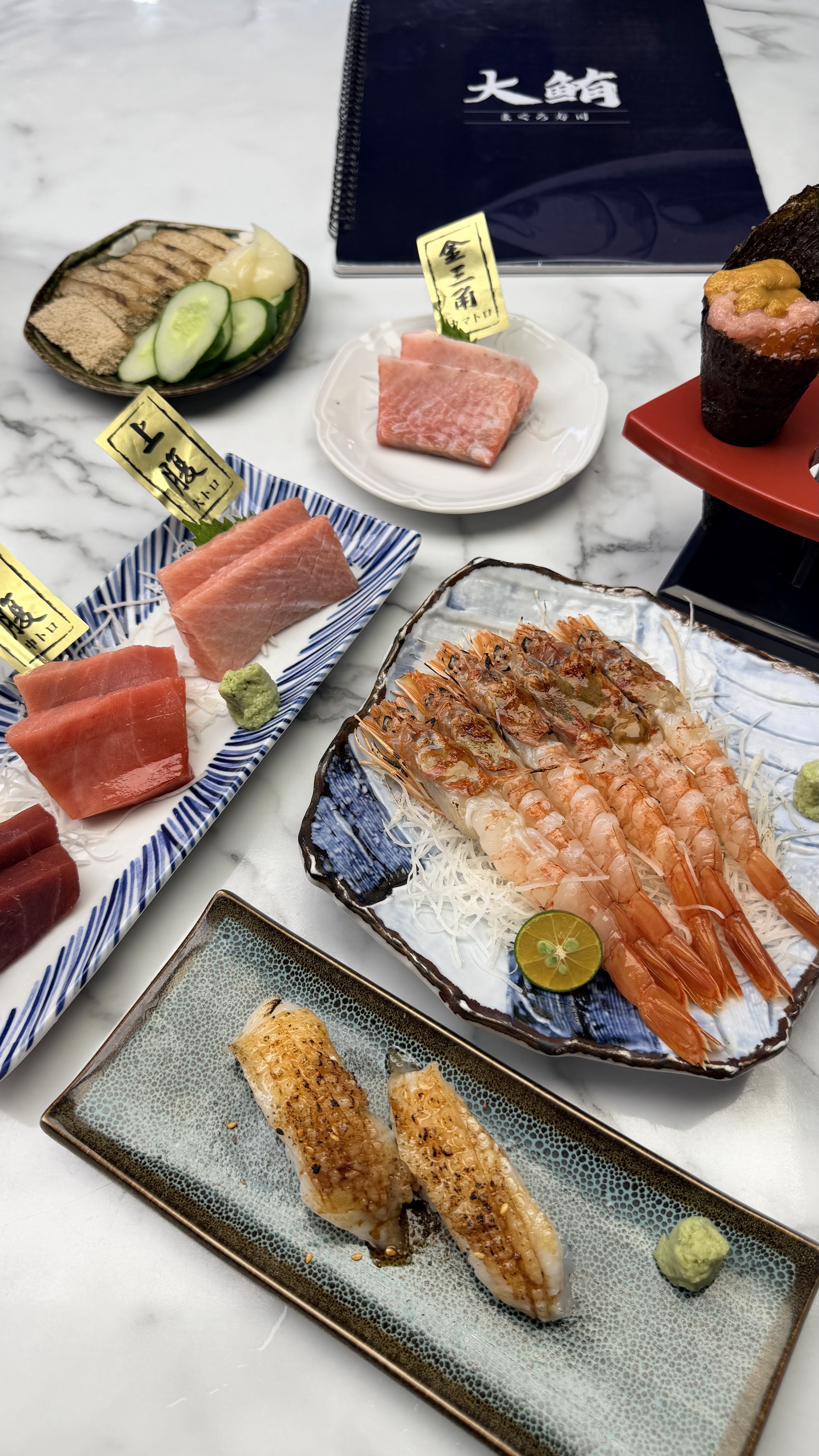 大鲔まぐろ壽司多道日式餐點合照,含生魚片、壽司、甜蝦與手卷。