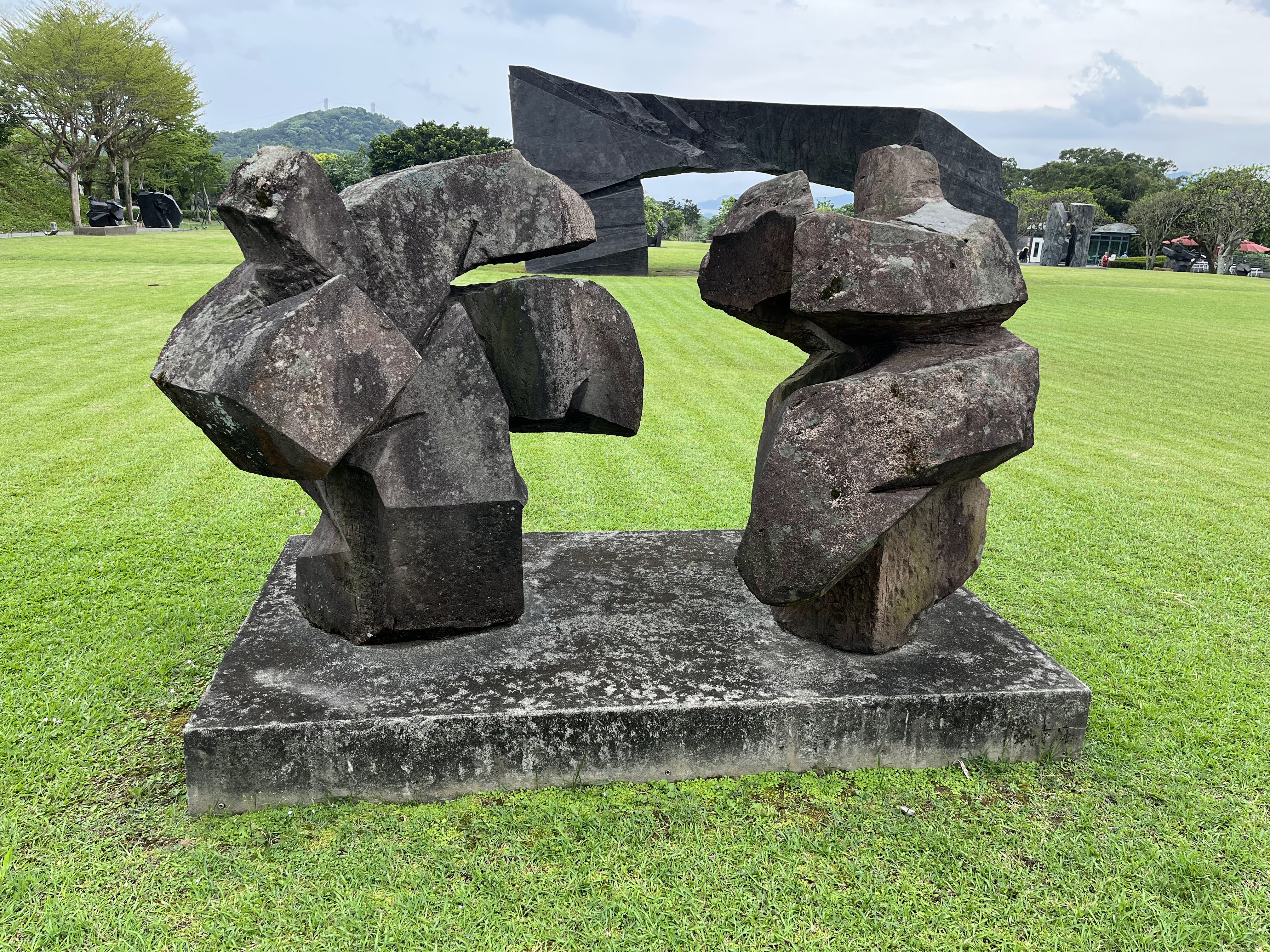 草地上的岩石抽象雕塑