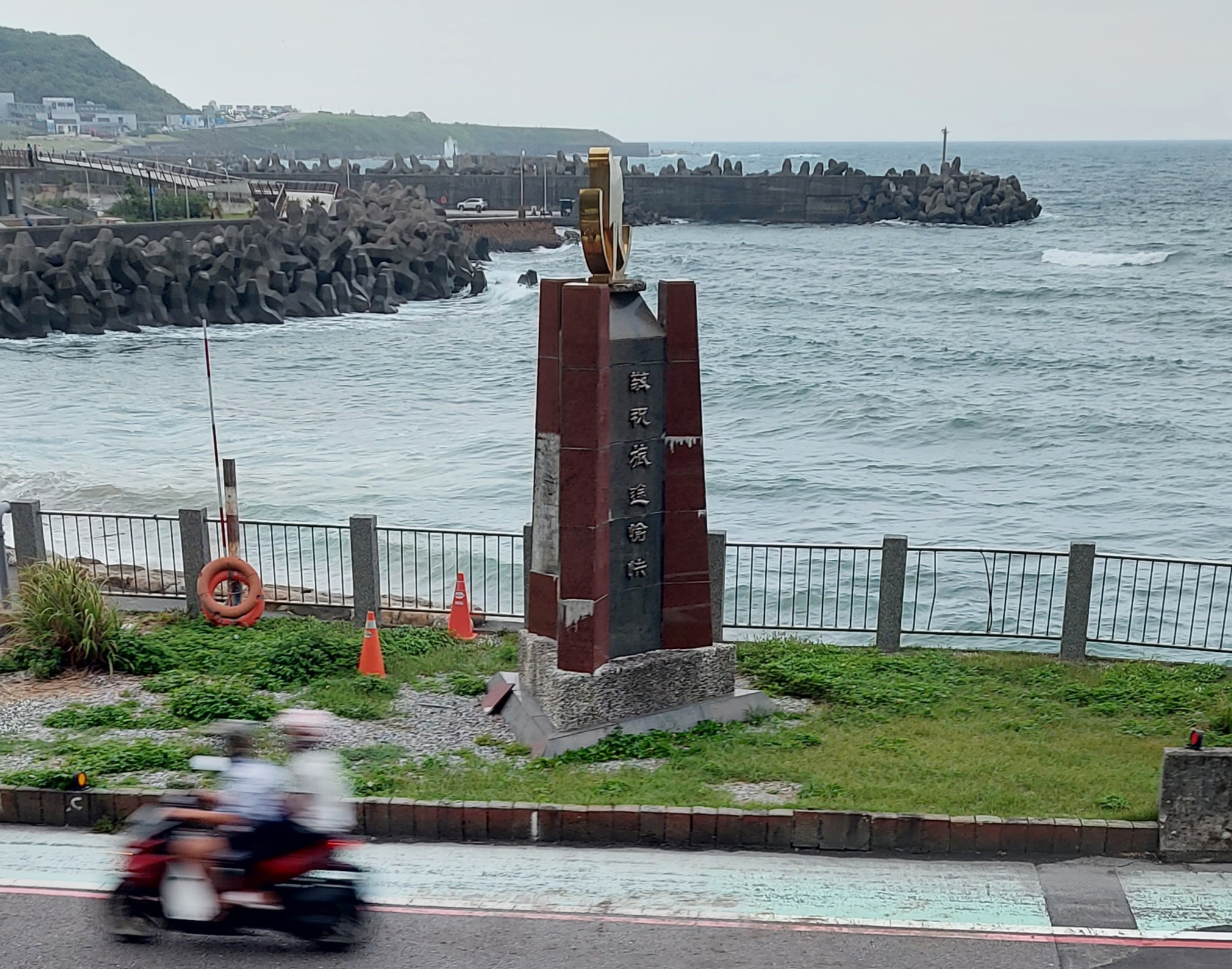 海邊紀念碑與港口海堤景象
