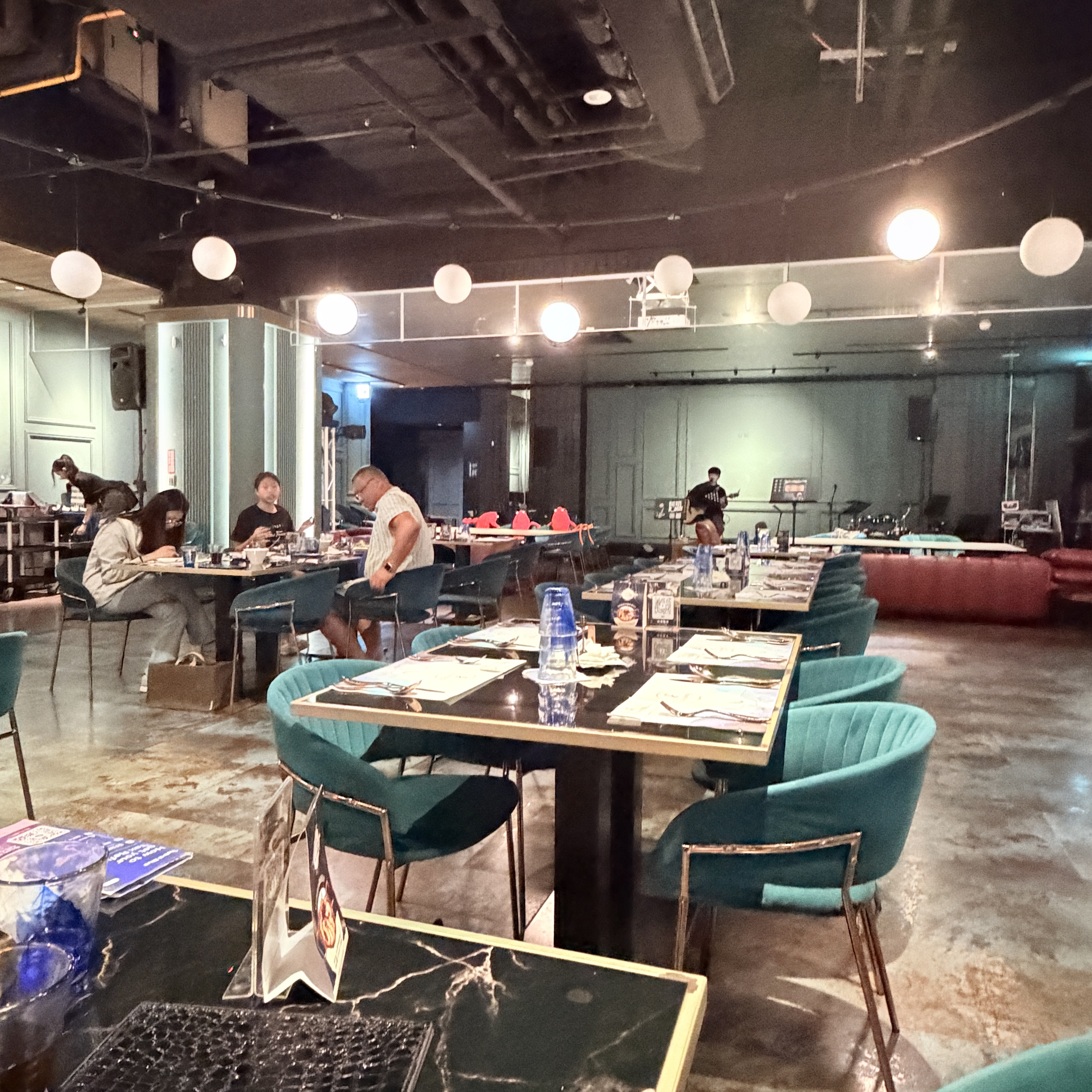微醺南紡旗艦店現代餐酒館用餐空間