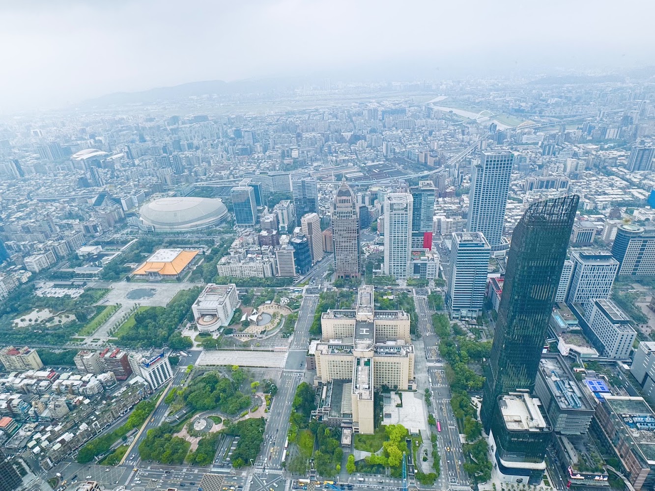 高空俯瞰台北小巨蛋與城市地標