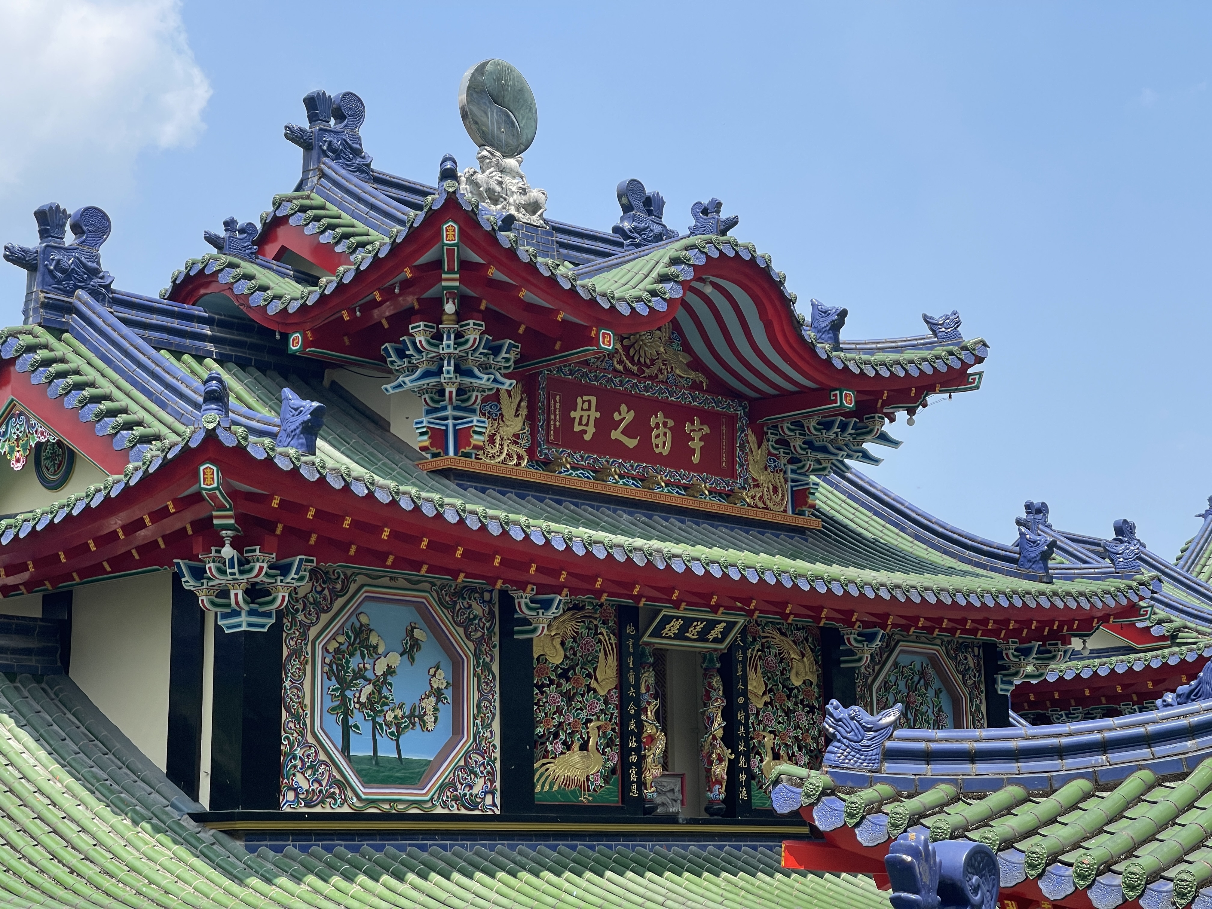 色彩鮮明的傳統中式廟宇建築